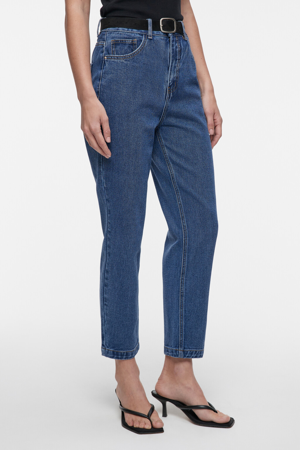 Джинсы mom-fit укороченные с бархатным ремнем - цвет голубой - 3