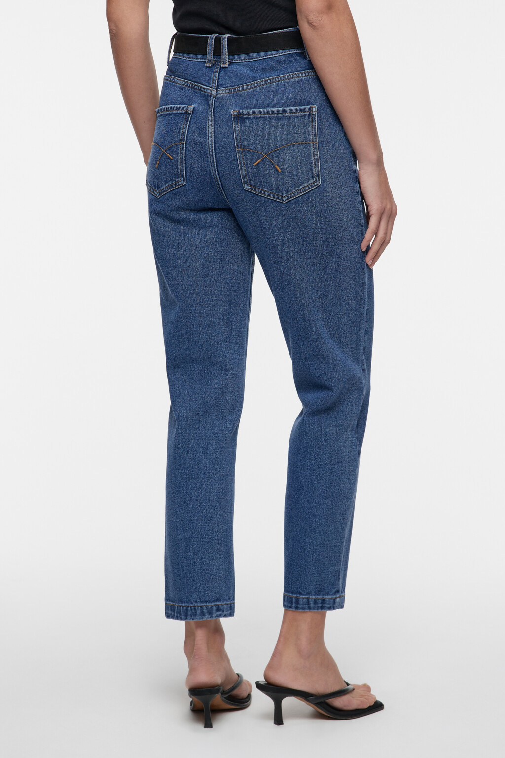 Джинсы mom-fit укороченные с бархатным ремнем - цвет голубой - 4