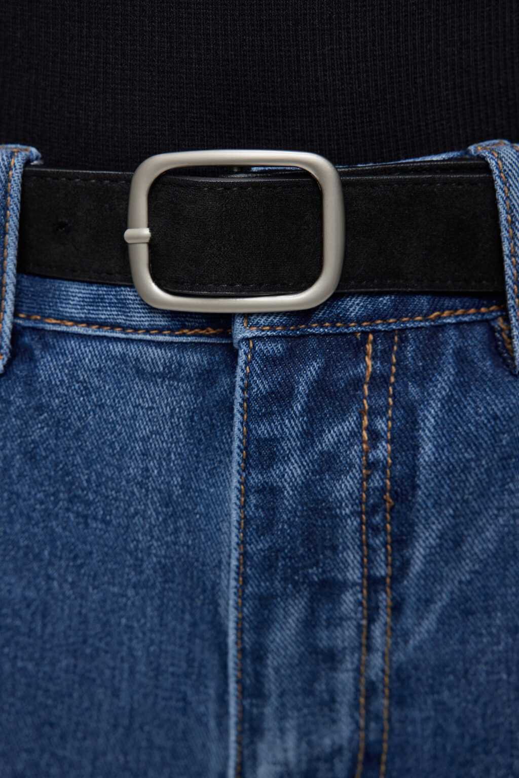 Джинсы mom-fit укороченные с бархатным ремнем - цвет голубой - 5