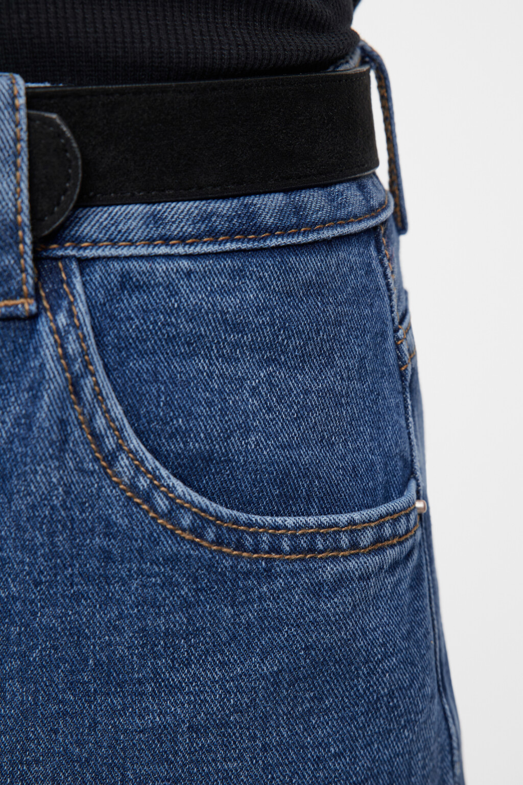 Джинсы mom-fit укороченные с бархатным ремнем - цвет голубой - 6