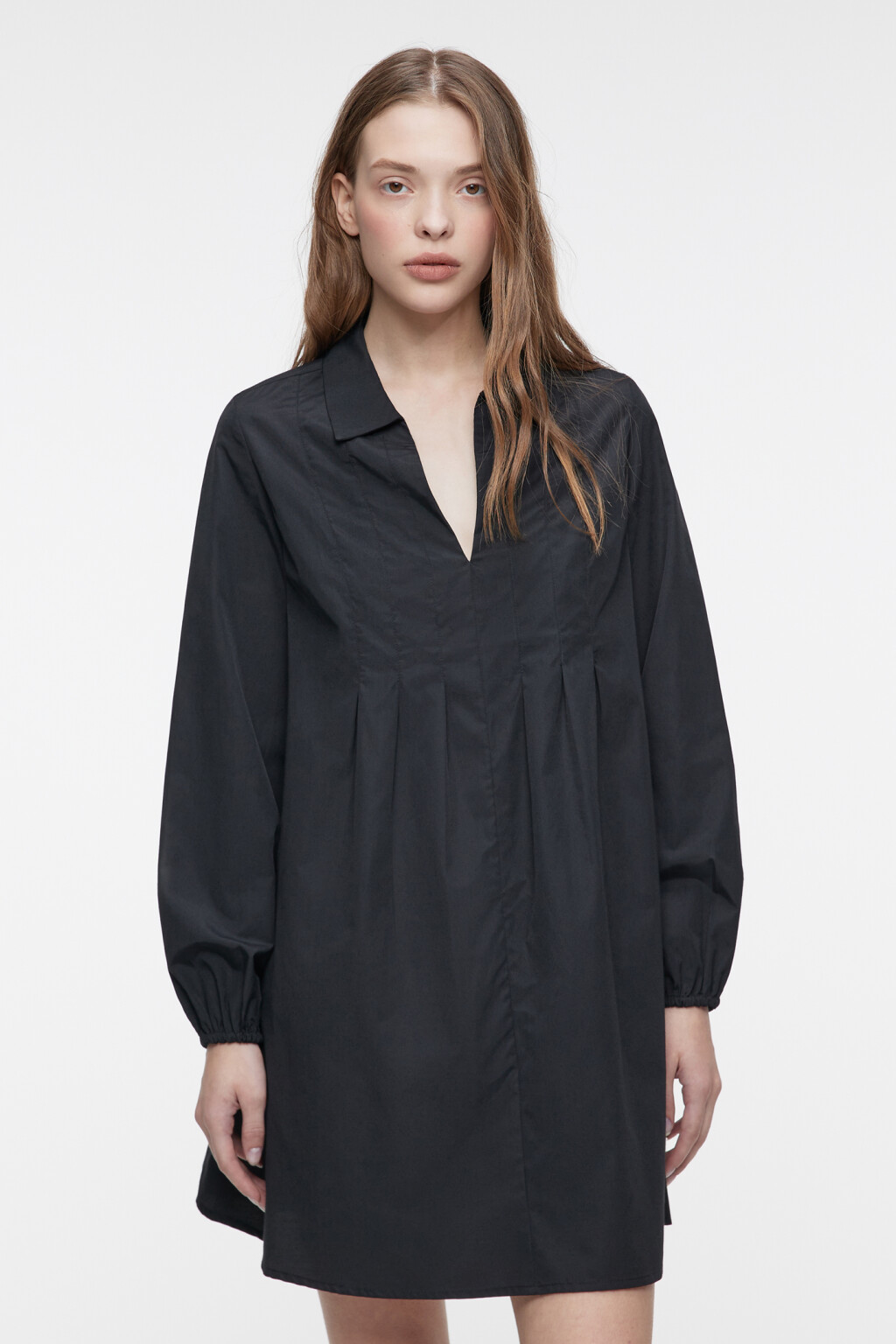 Платье А-силуэта мини свободное с отложным воротником - цвет черный - 2