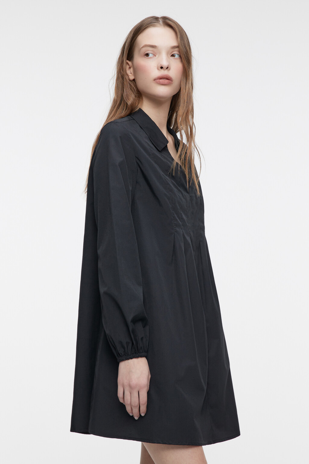 Платье А-силуэта мини свободное с отложным воротником - цвет черный - 3