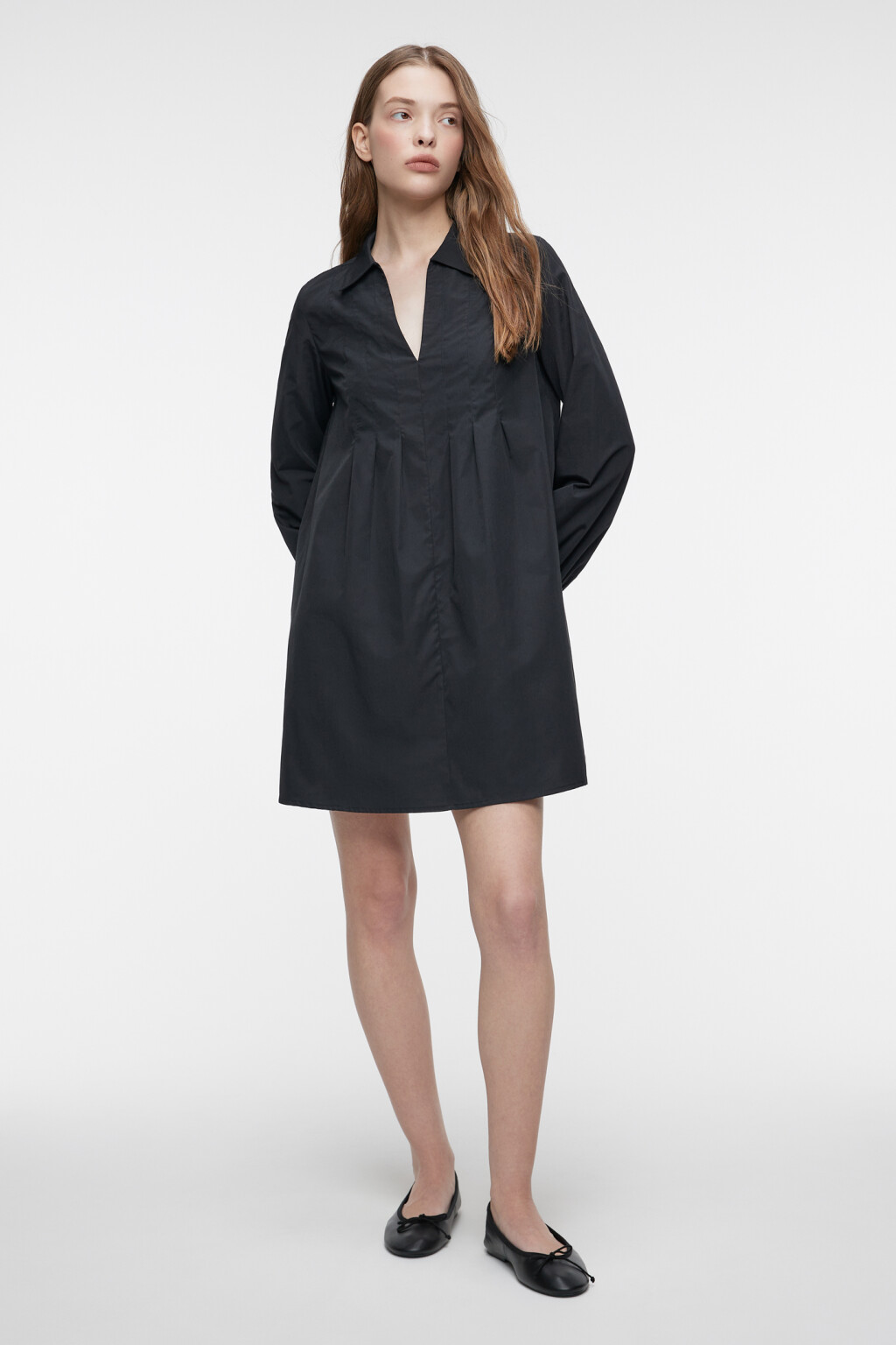 Платье А-силуэта мини свободное с отложным воротником - цвет черный - 1