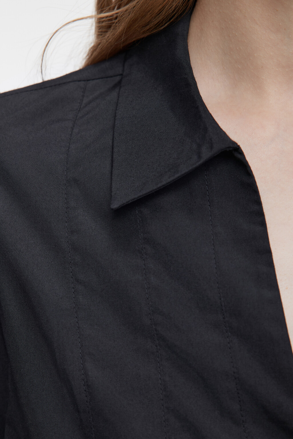 Платье А-силуэта мини свободное с отложным воротником - цвет черный - 5