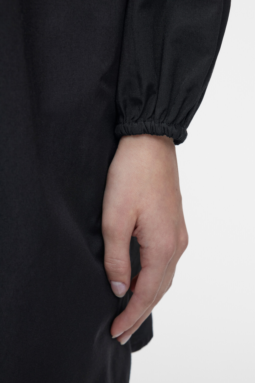 Платье А-силуэта мини свободное с отложным воротником - цвет черный - 6