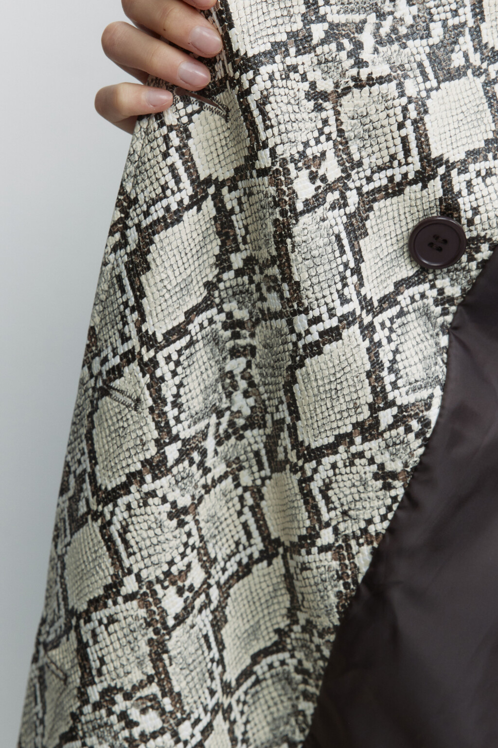 Плащ-тренчкот из искусственной кожи с принтом и фактурой под питона - цвет мультиколор - 8