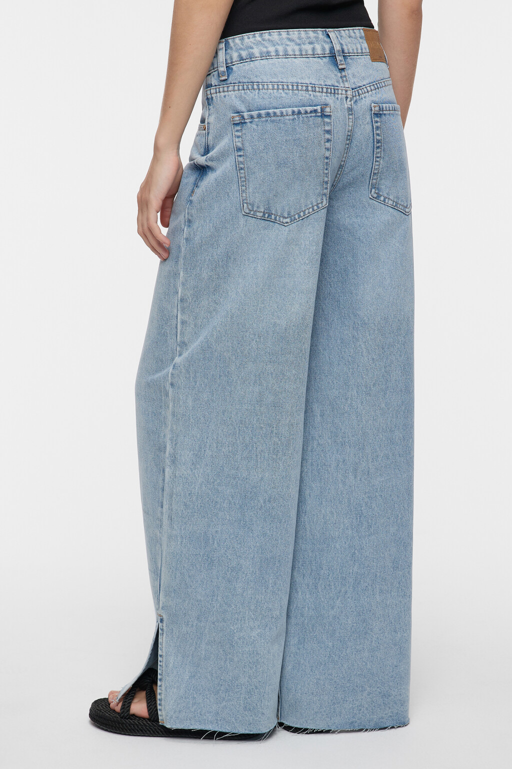 Джинсы широкие с низкой посадкой и открытыми срезами - цвет голубой - 4