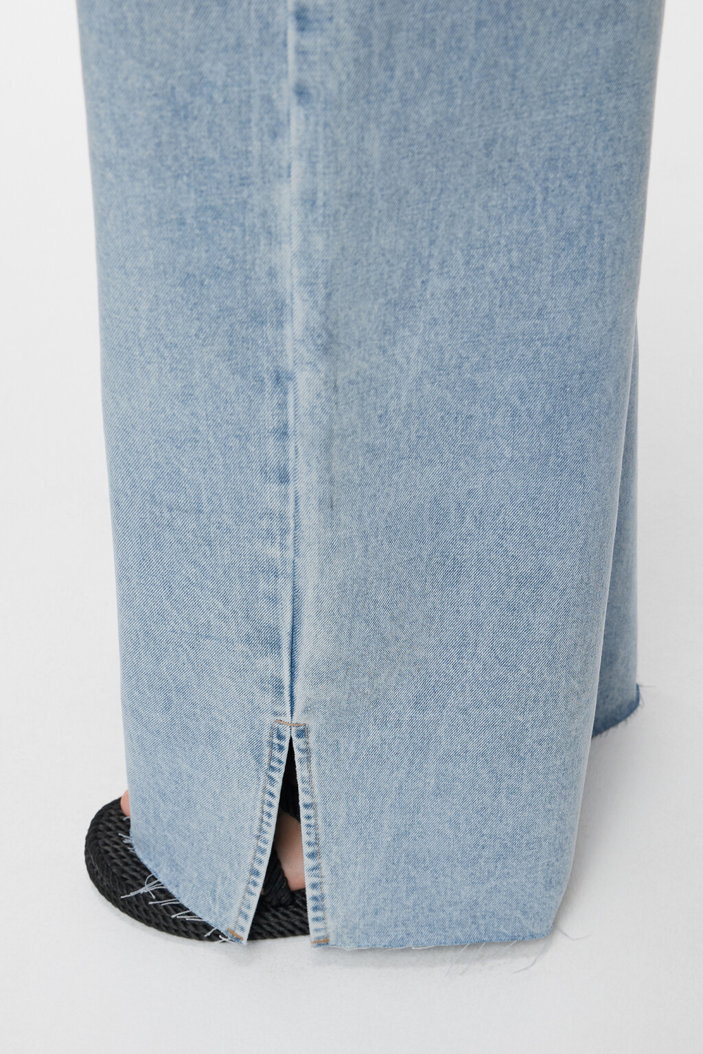 Джинсы широкие с низкой посадкой и открытыми срезами - цвет голубой - 6