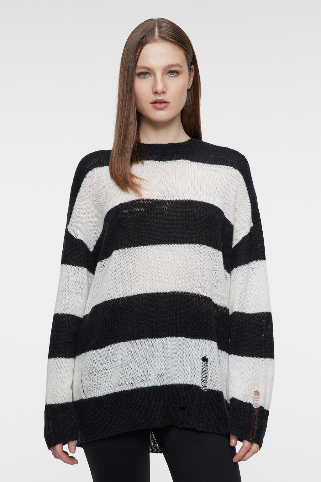 Джемпер oversize вязаный рваный в полоску - цвет черный - 2