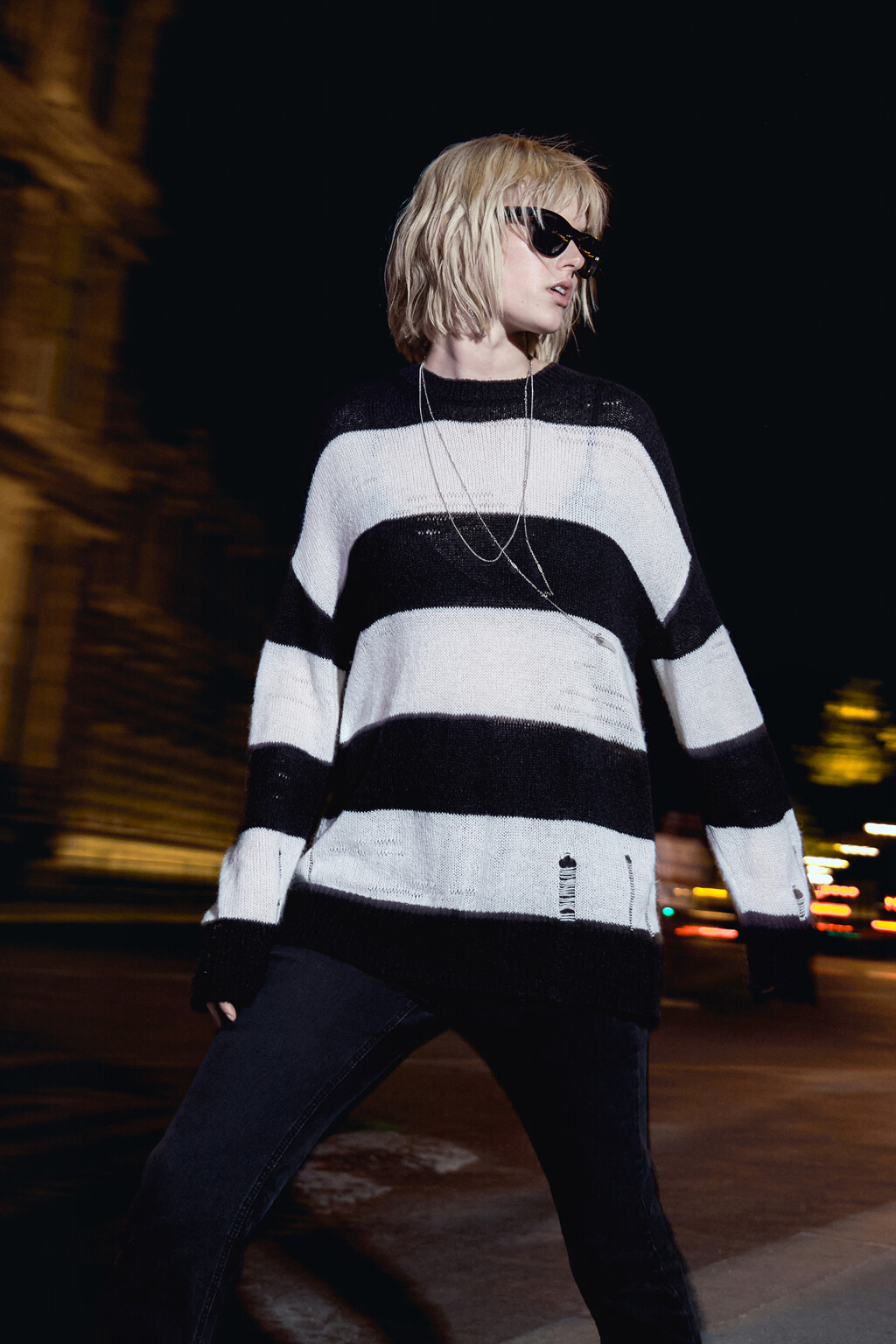 Джемпер oversize вязаный рваный в полоску - цвет черный - 7