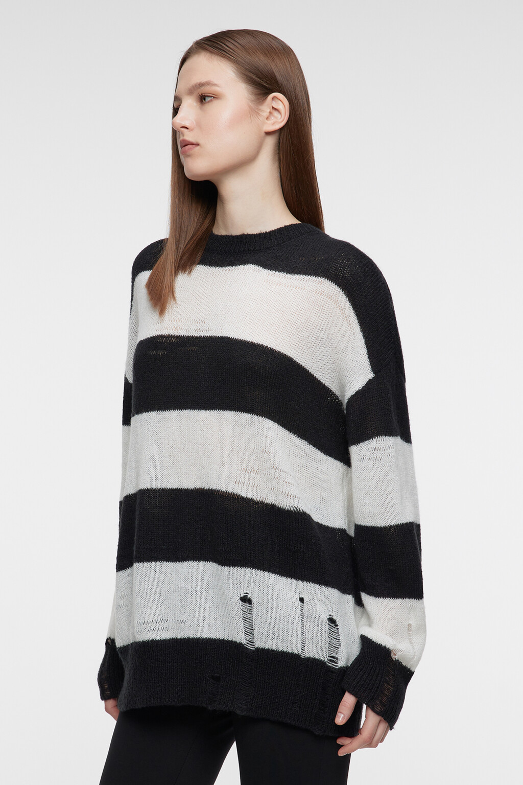 Джемпер oversize вязаный рваный в полоску - цвет черный - 3