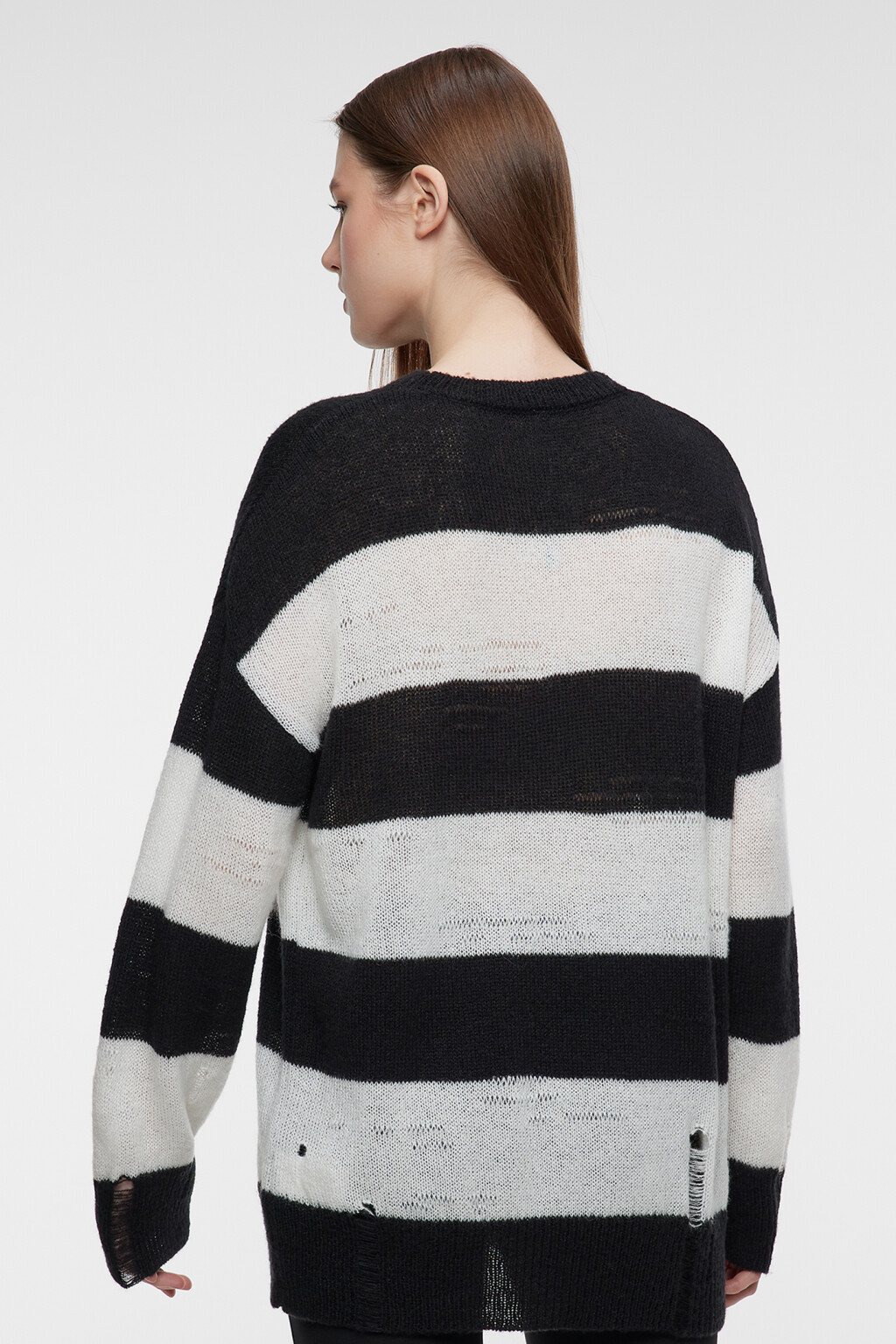 Джемпер oversize вязаный рваный в полоску - цвет черный - 4