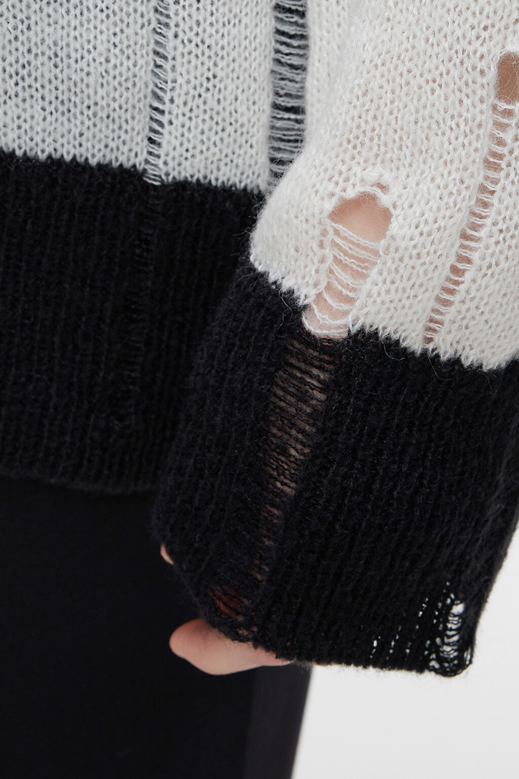 Джемпер oversize вязаный рваный в полоску - цвет черный - 6