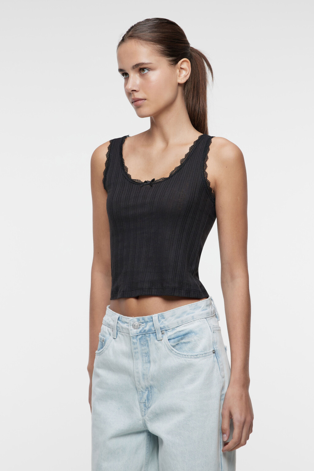 Майка-топ приталенная в рубчик с кружевной отделкой - цвет черный - 3