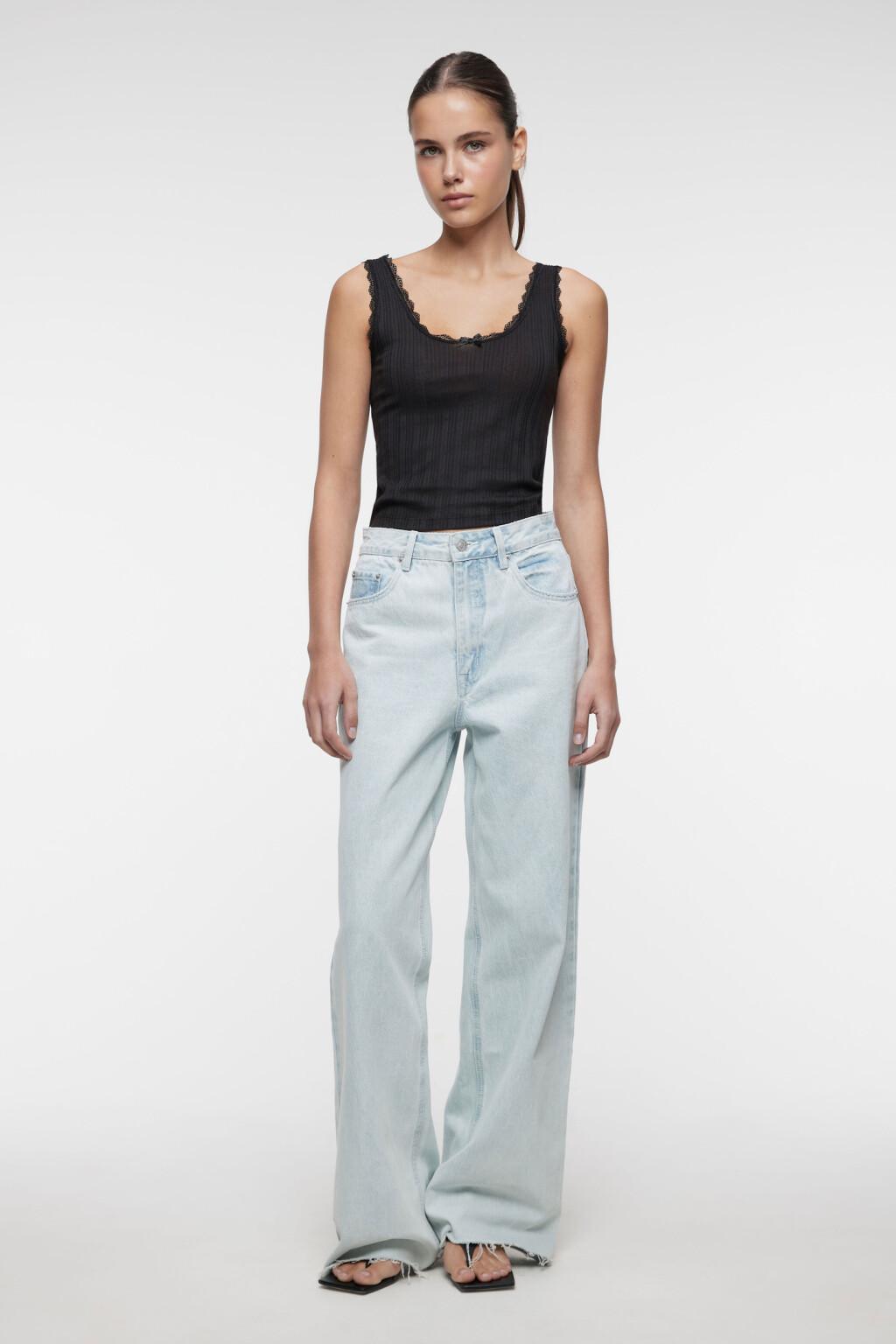 Майка-топ приталенная в рубчик с кружевной отделкой - цвет черный - 1