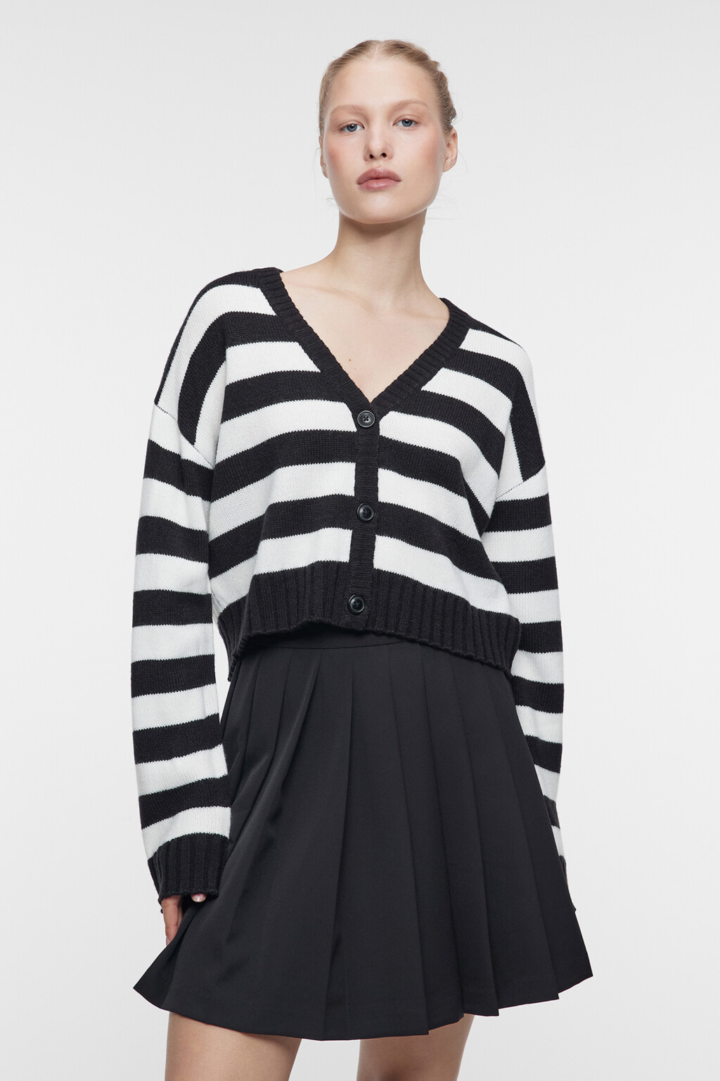 Кардиган укороченный тонкой вязки с V-вырезом - цвет черный - 2