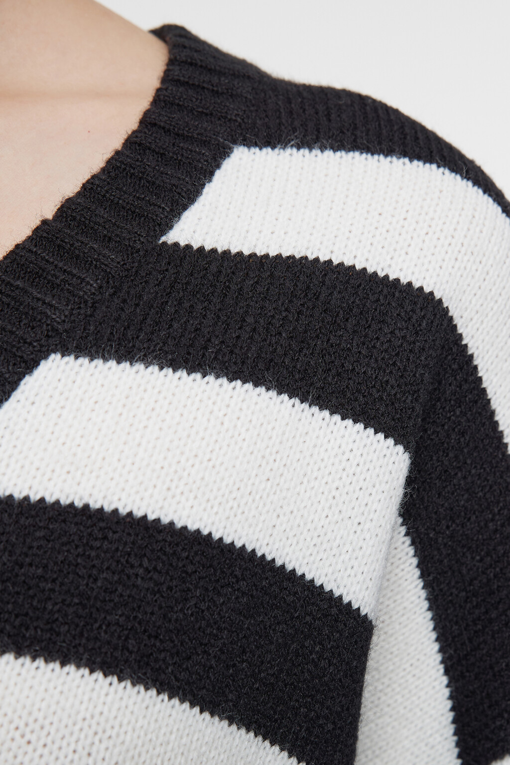 Кардиган укороченный тонкой вязки с V-вырезом - цвет черный - 5