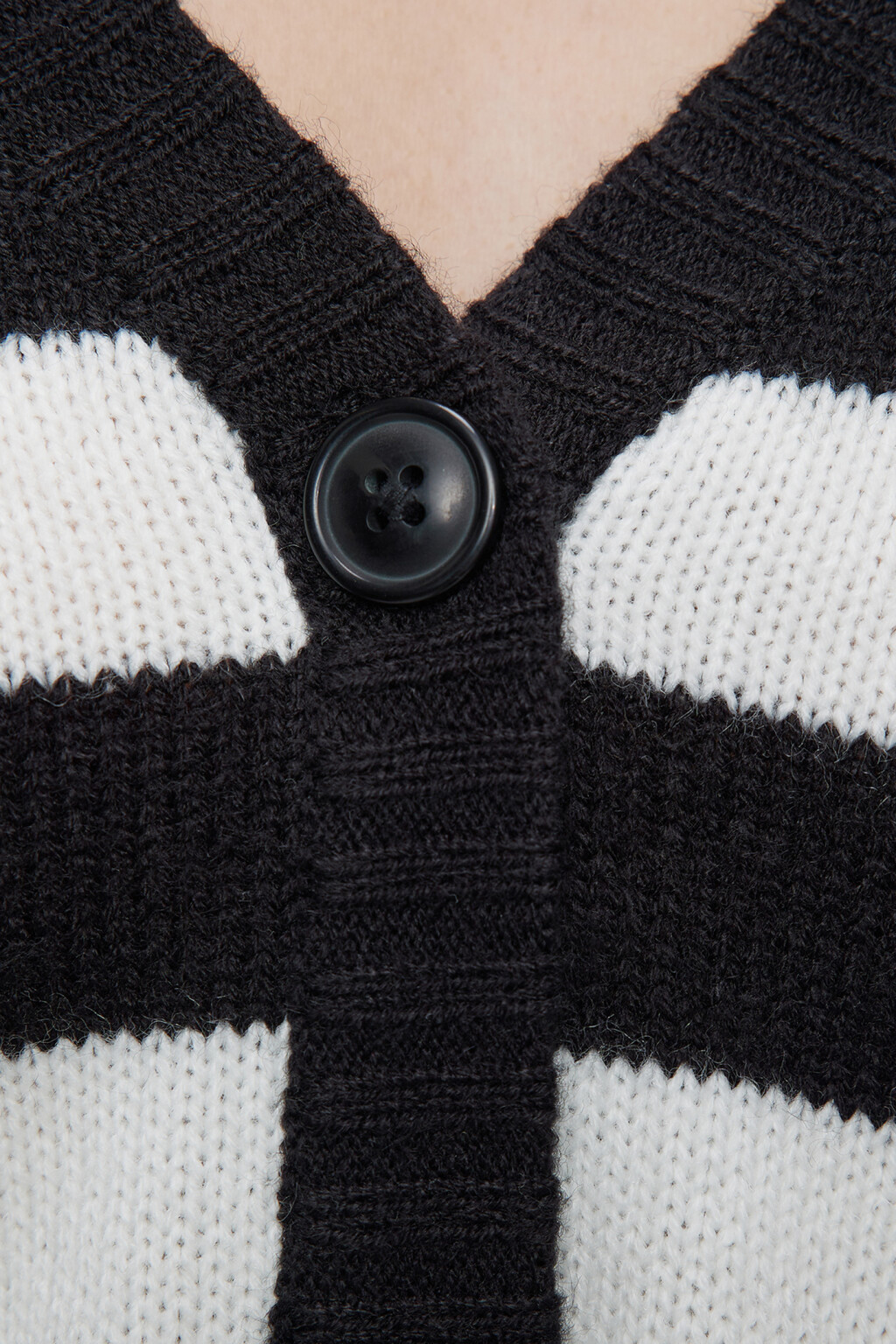 Кардиган укороченный тонкой вязки с V-вырезом - цвет черный - 6