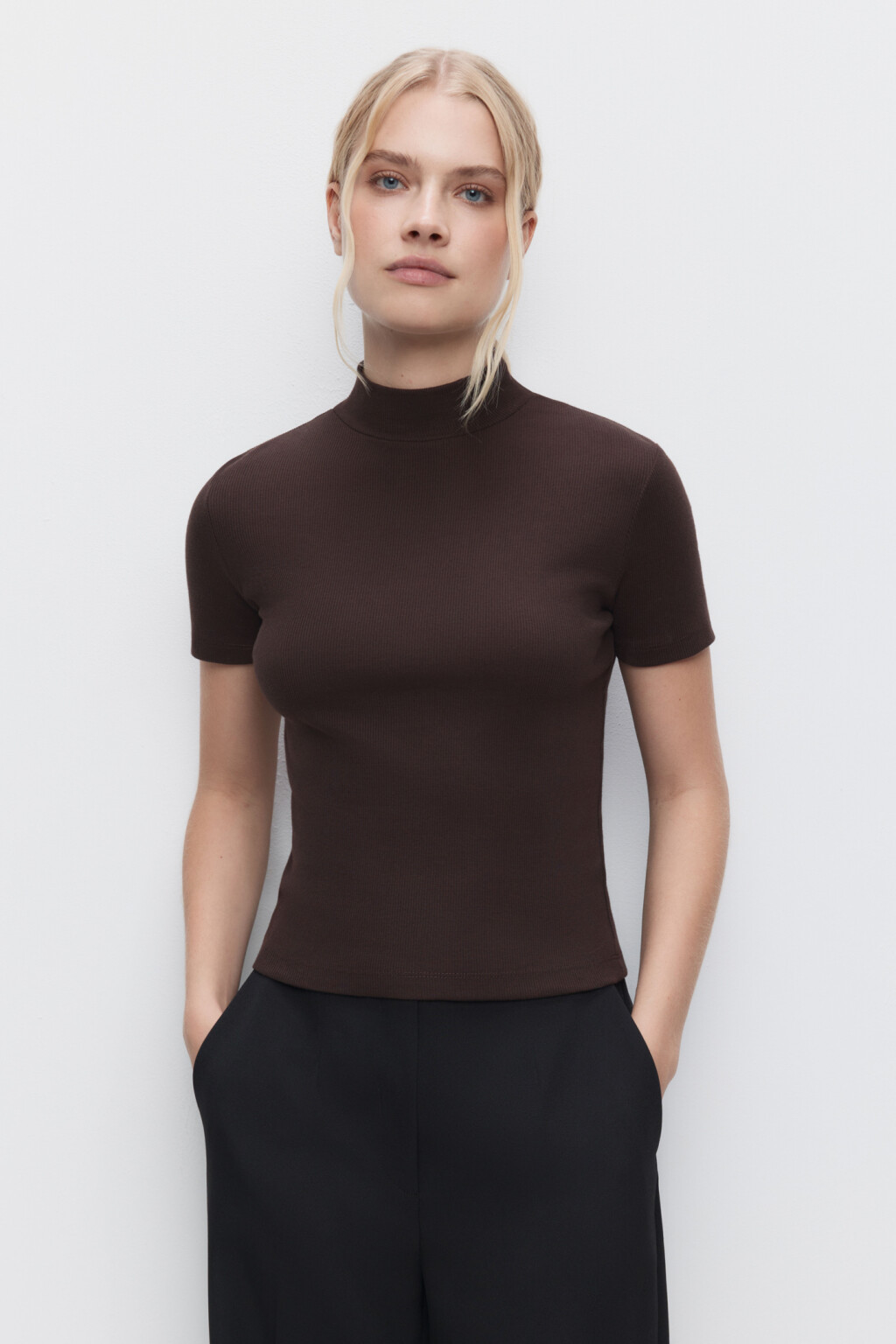 Футболка хлопковая облегающая с воротником-стойкой - цвет коричневый - 1