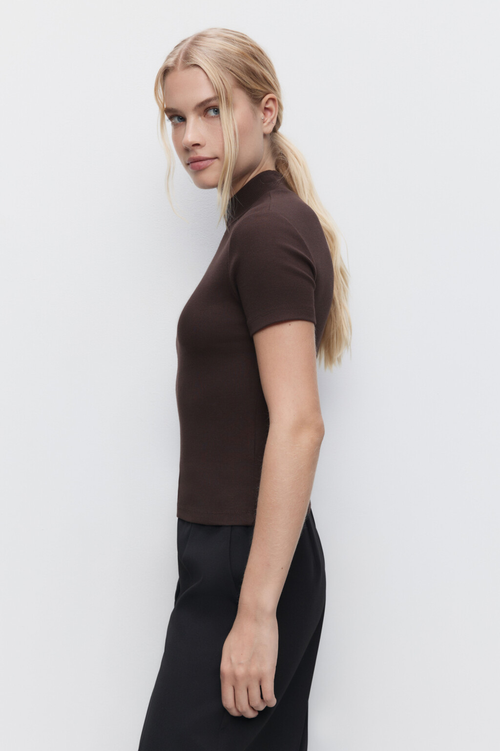 Футболка хлопковая облегающая с воротником-стойкой - цвет коричневый - 2