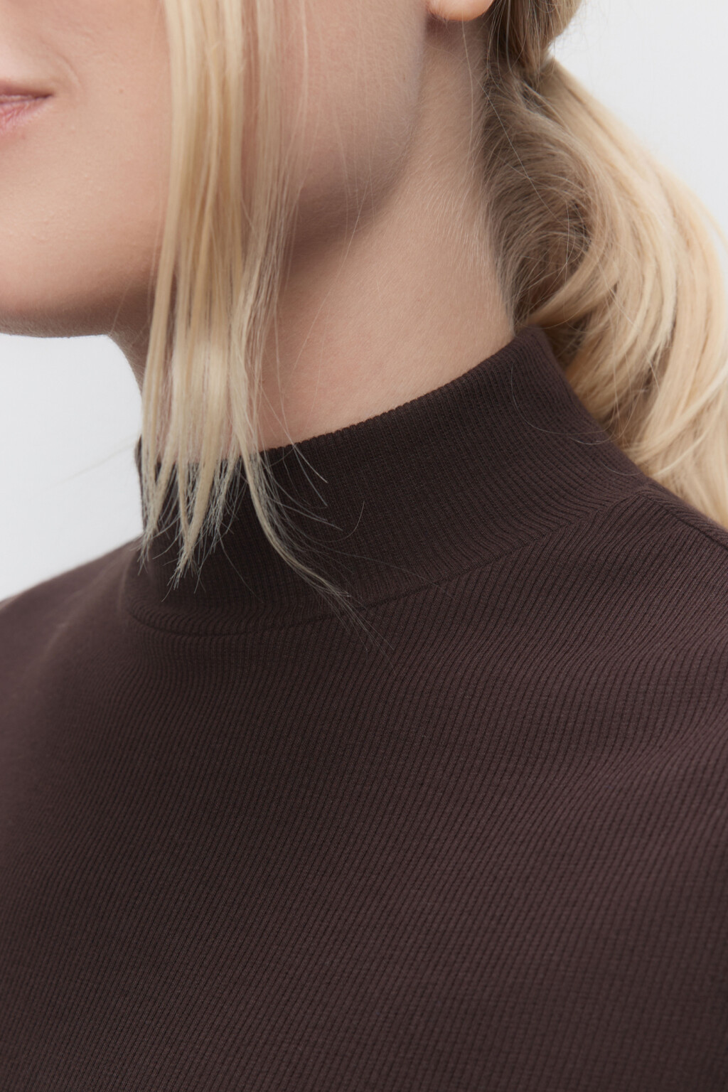 Футболка хлопковая облегающая с воротником-стойкой - цвет коричневый - 6