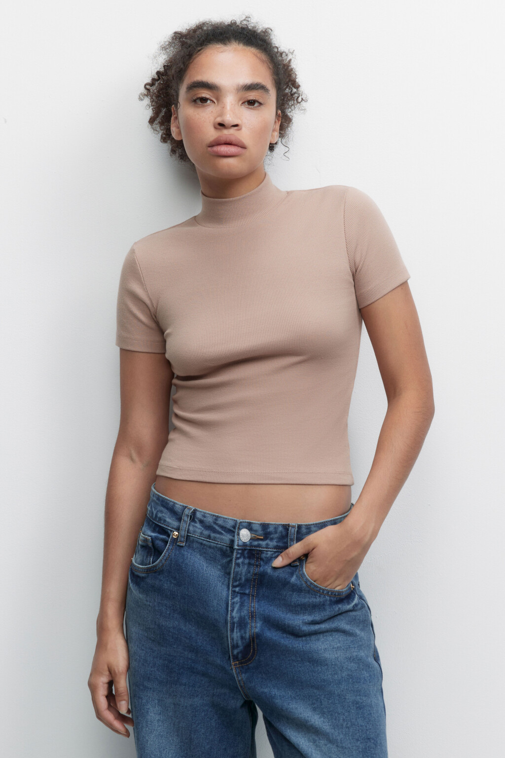 Футболка хлопковая облегающая с воротником-стойкой - цвет бежевый - 1