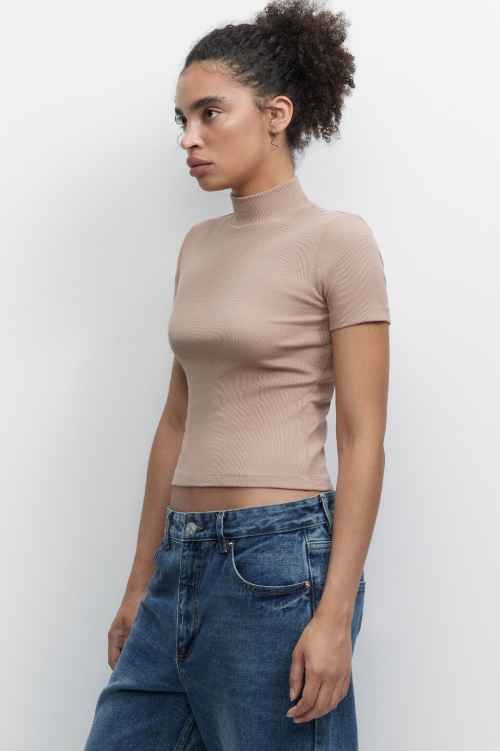 Футболка хлопковая облегающая с воротником-стойкой - цвет бежевый - 2