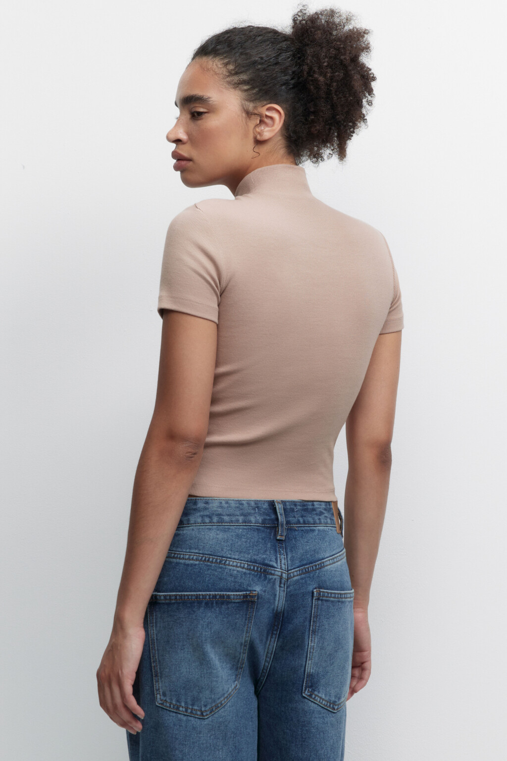 Футболка хлопковая облегающая с воротником-стойкой - цвет бежевый - 3