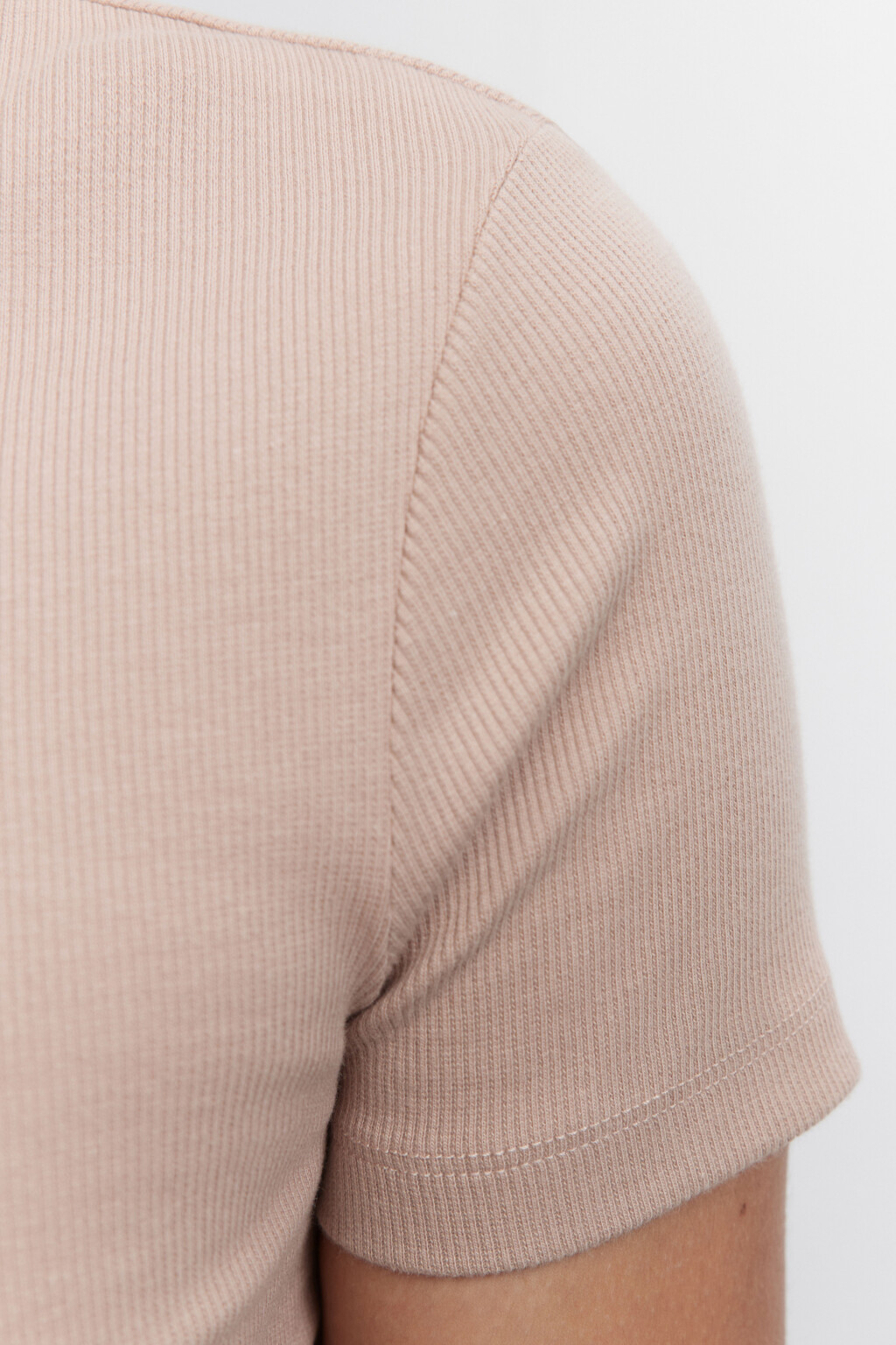 Футболка хлопковая облегающая с воротником-стойкой - цвет бежевый - 6