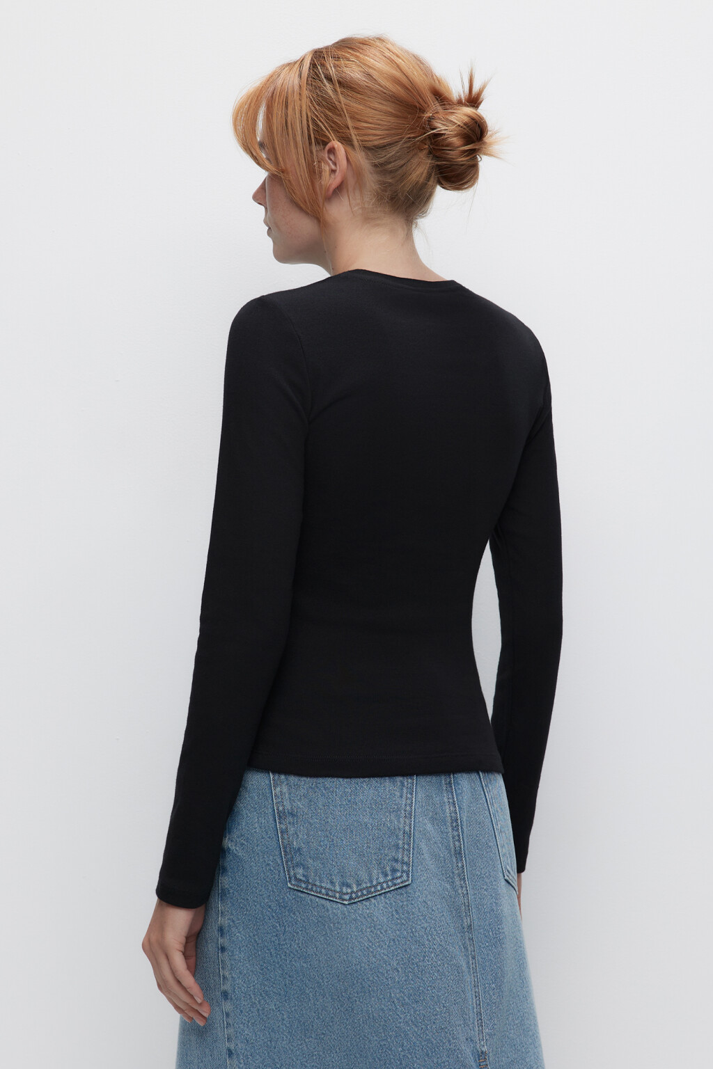 Лонгслив хлопковый облегающий в базовых цветах - цвет черный - 3