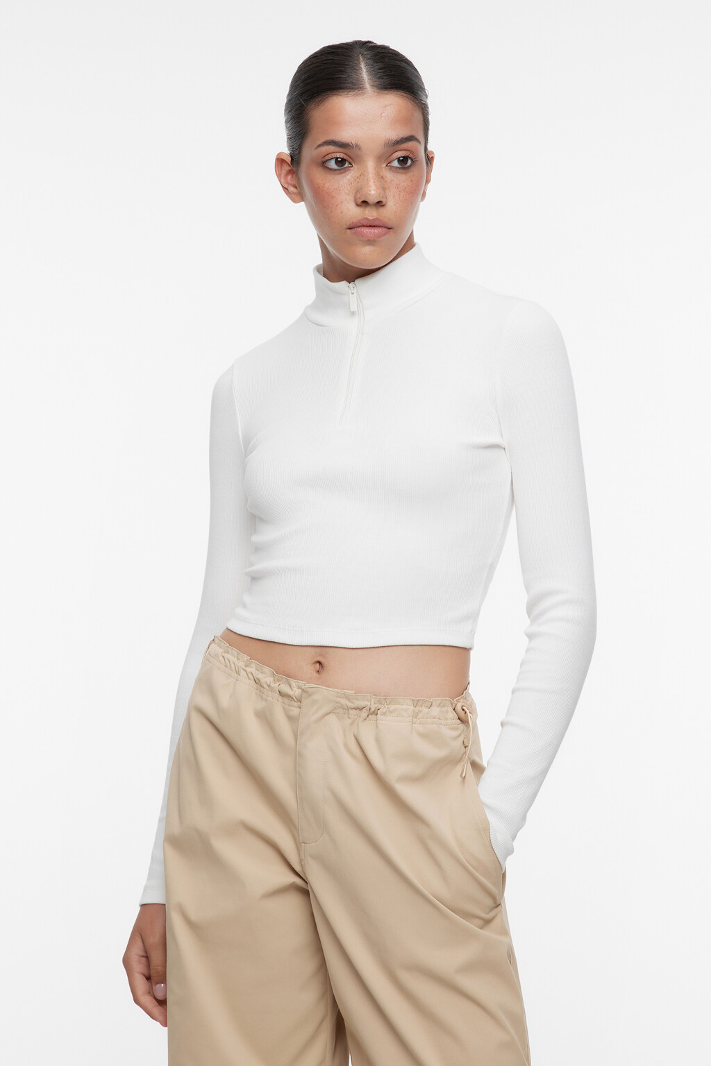 Лонгслив укороченный с воротником-стойкой на молнии - цвет белый - 1