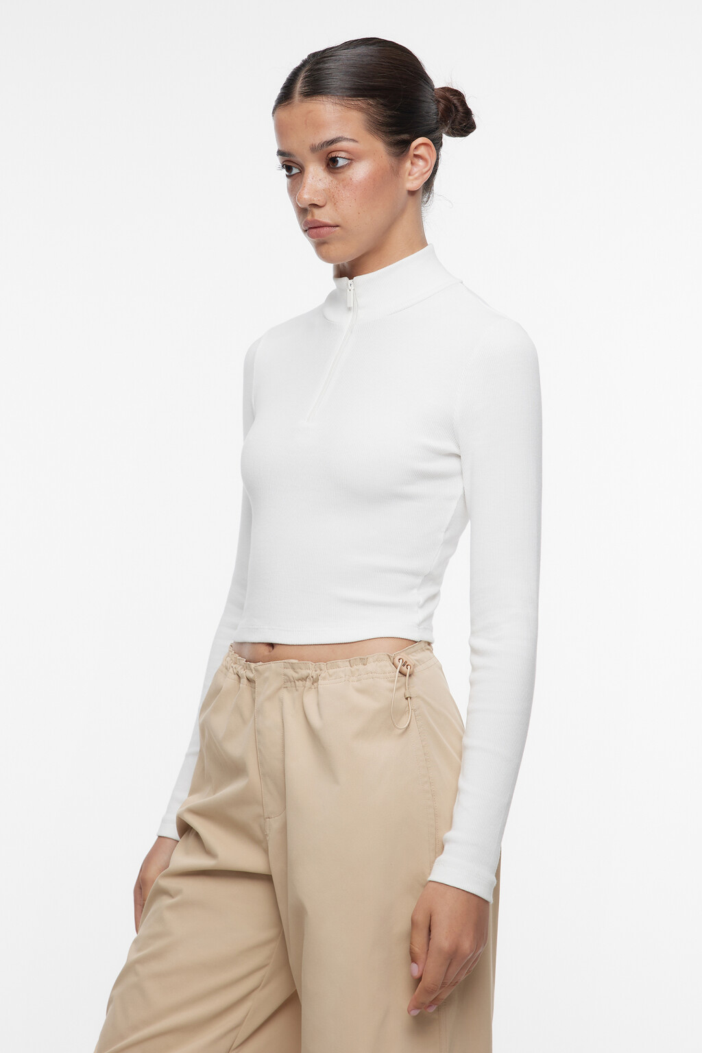 Лонгслив укороченный с воротником-стойкой на молнии - цвет белый - 2