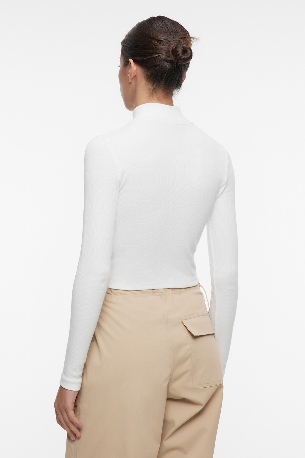 Лонгслив укороченный с воротником-стойкой на молнии - цвет белый - 3