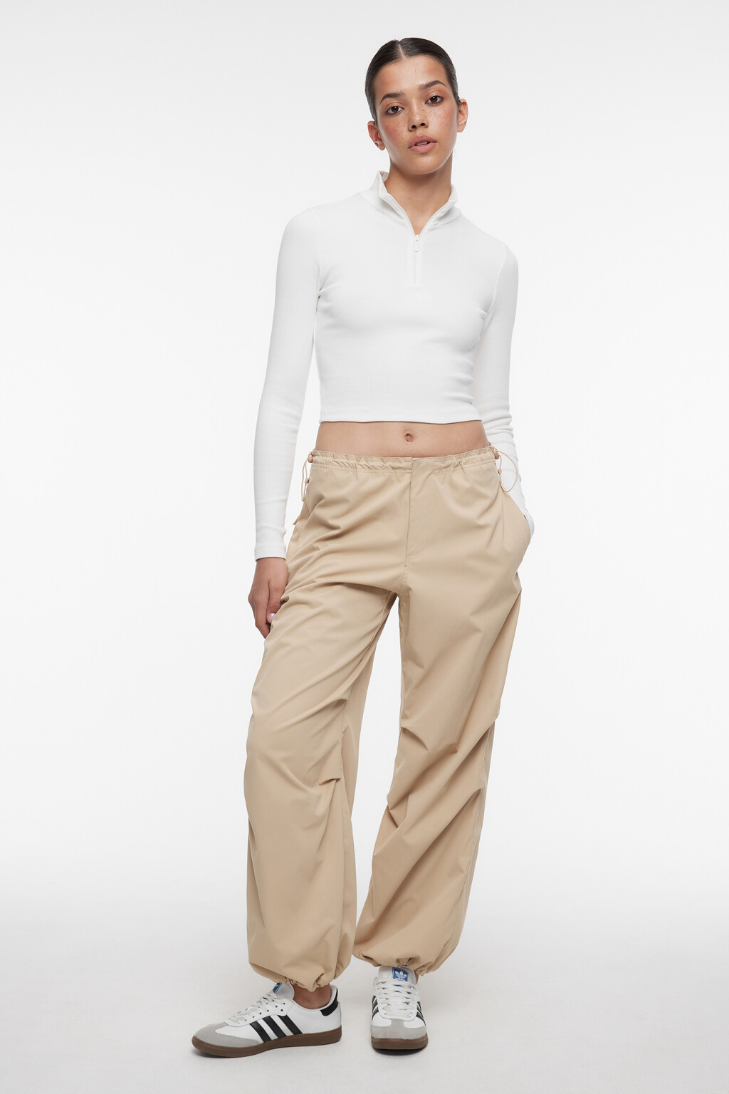 Лонгслив укороченный с воротником-стойкой на молнии - цвет белый - 4