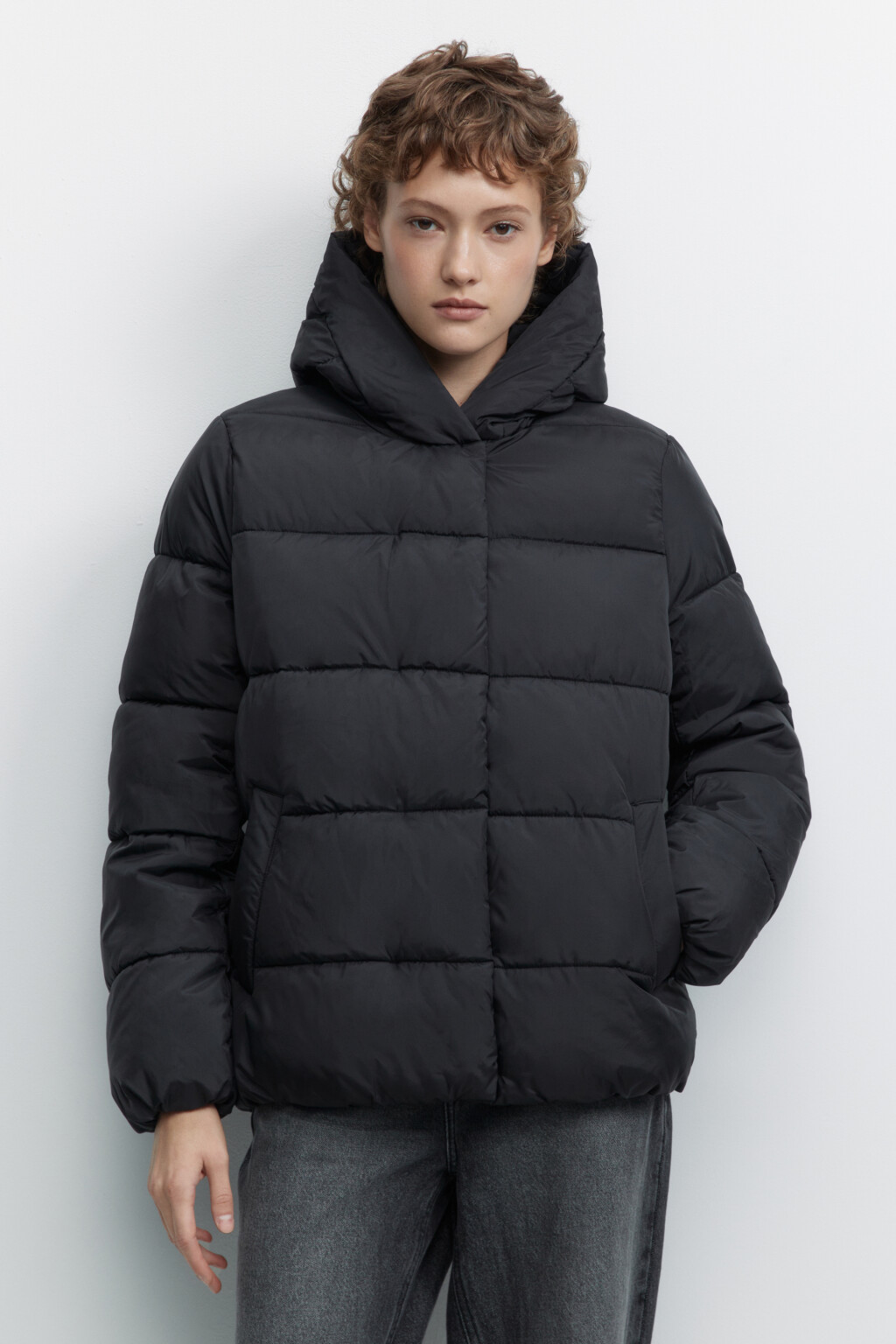 Куртка короткая стеганая с капюшоном - цвет черный - 2