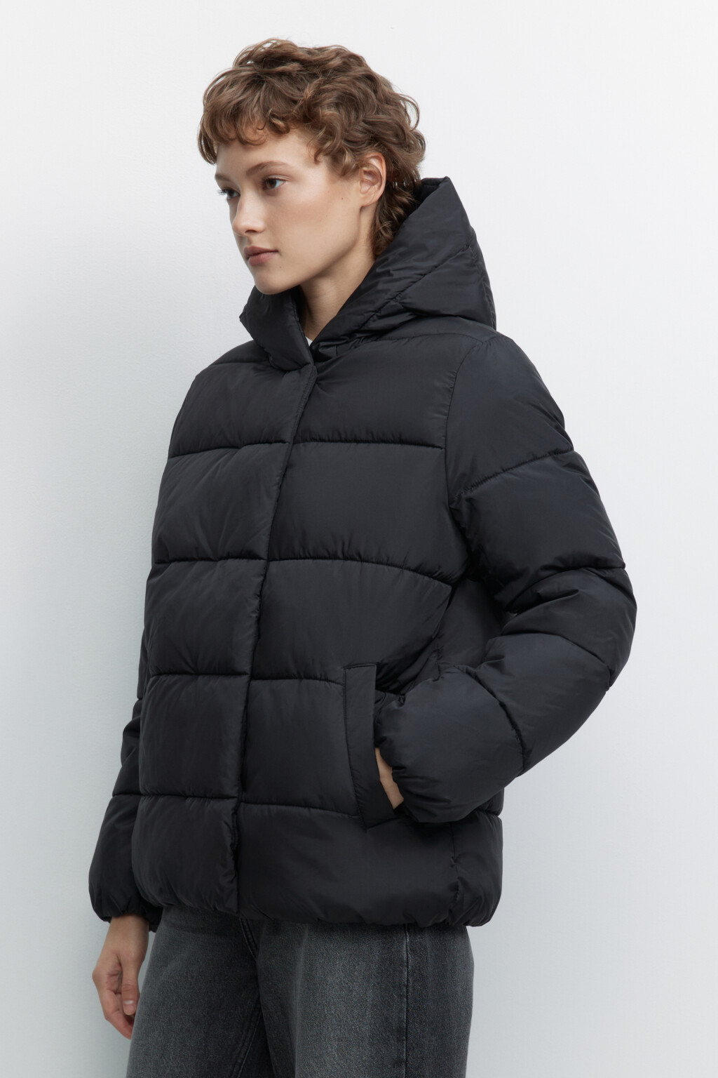 Куртка короткая стеганая с капюшоном - цвет черный - 3