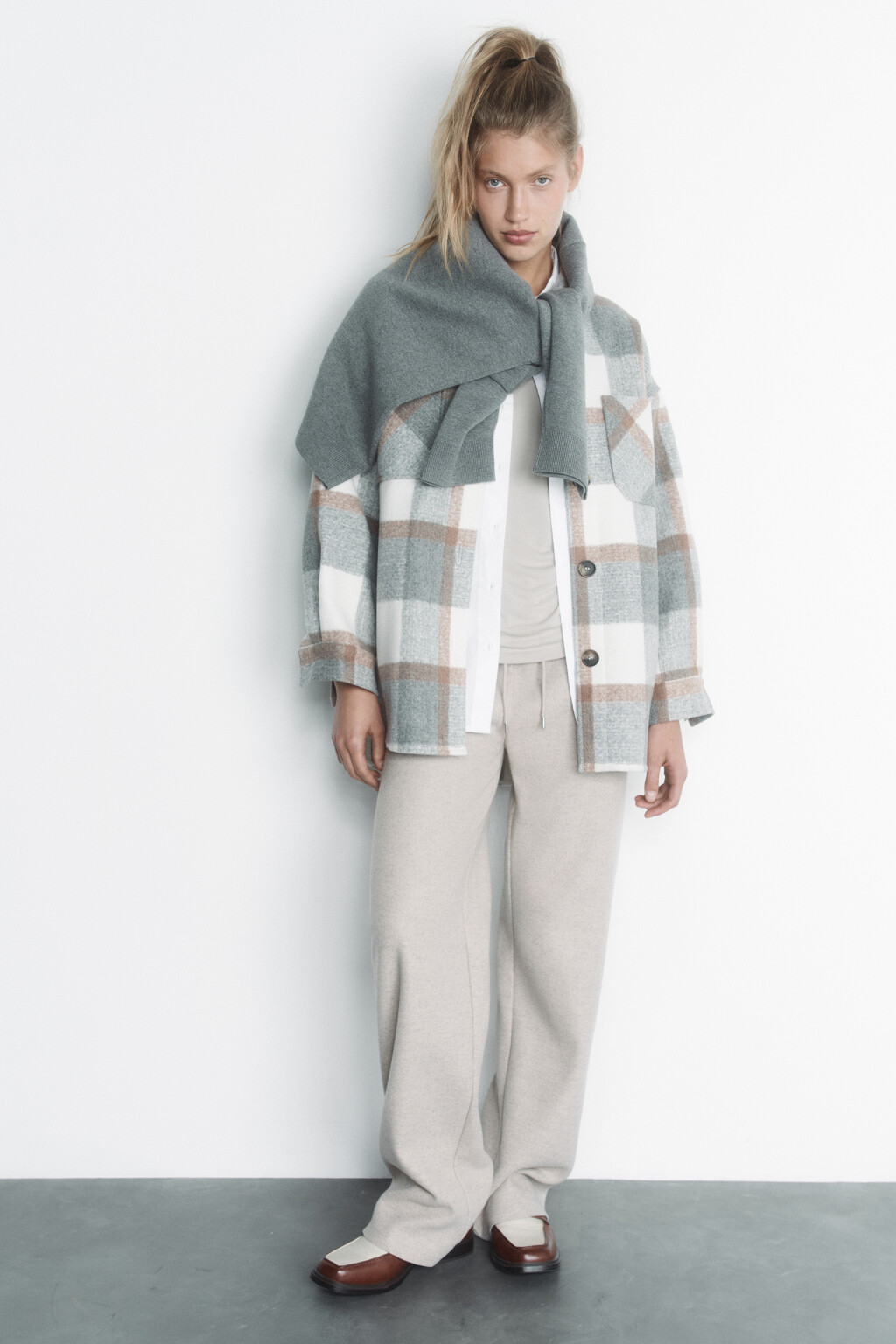 Полупальто короткое с нагрудными карманами - цвет серый - 9