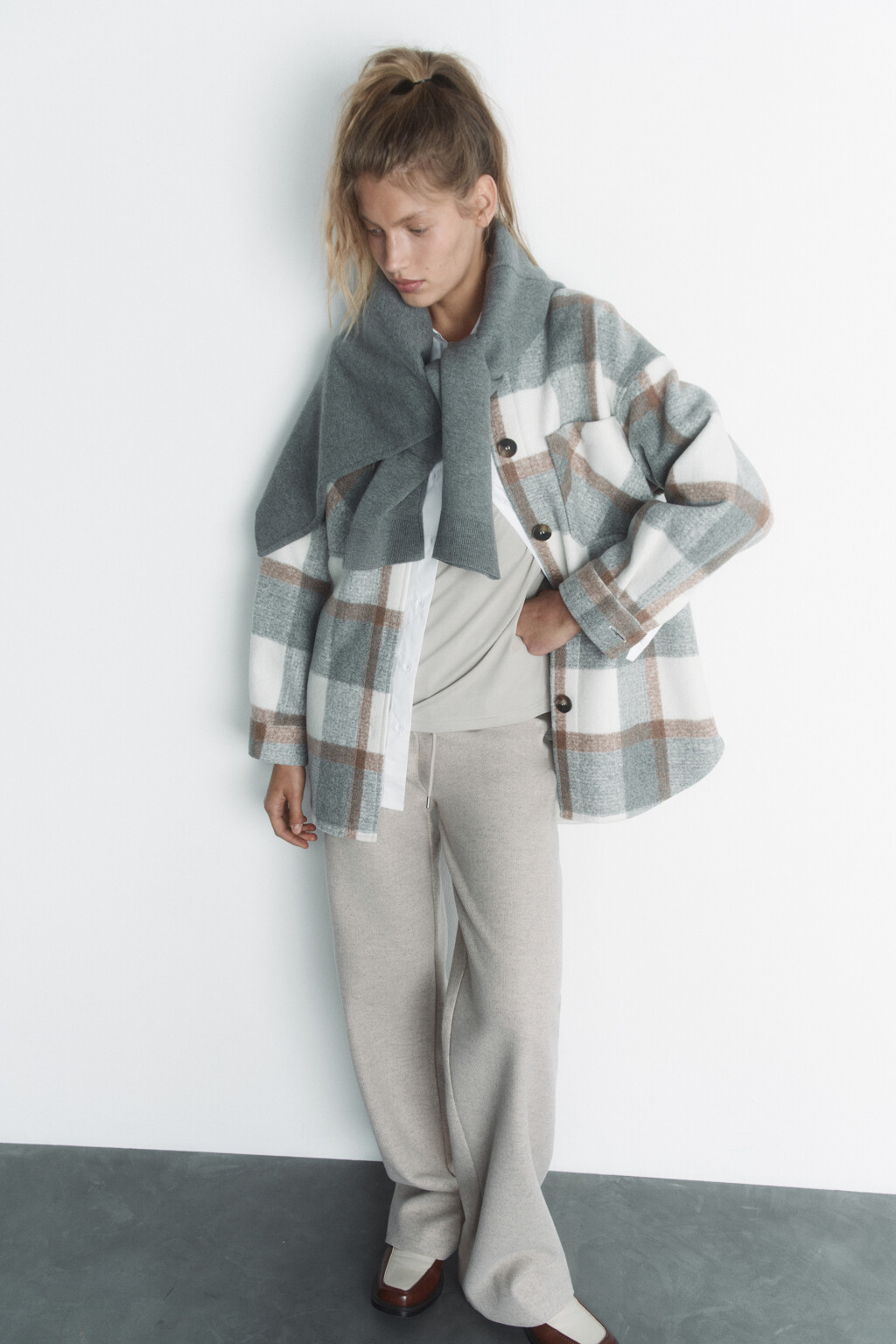 Полупальто короткое с нагрудными карманами - цвет серый - 10