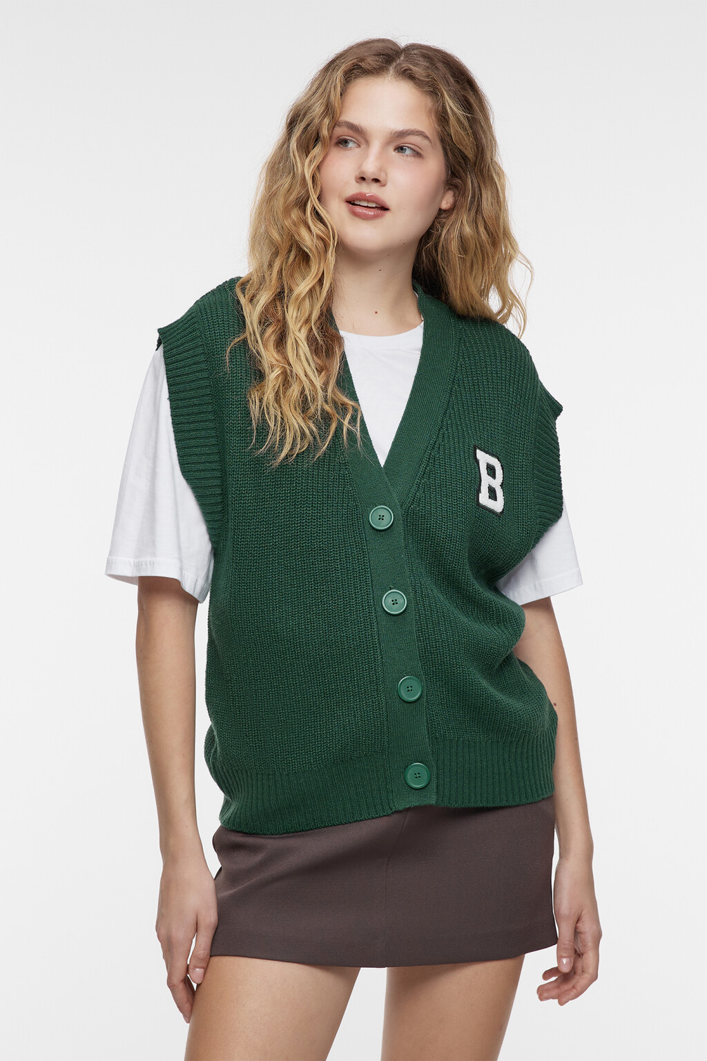 Жилет короткий вязаный на пуговицах с нашивкой - цвет зеленый - 2