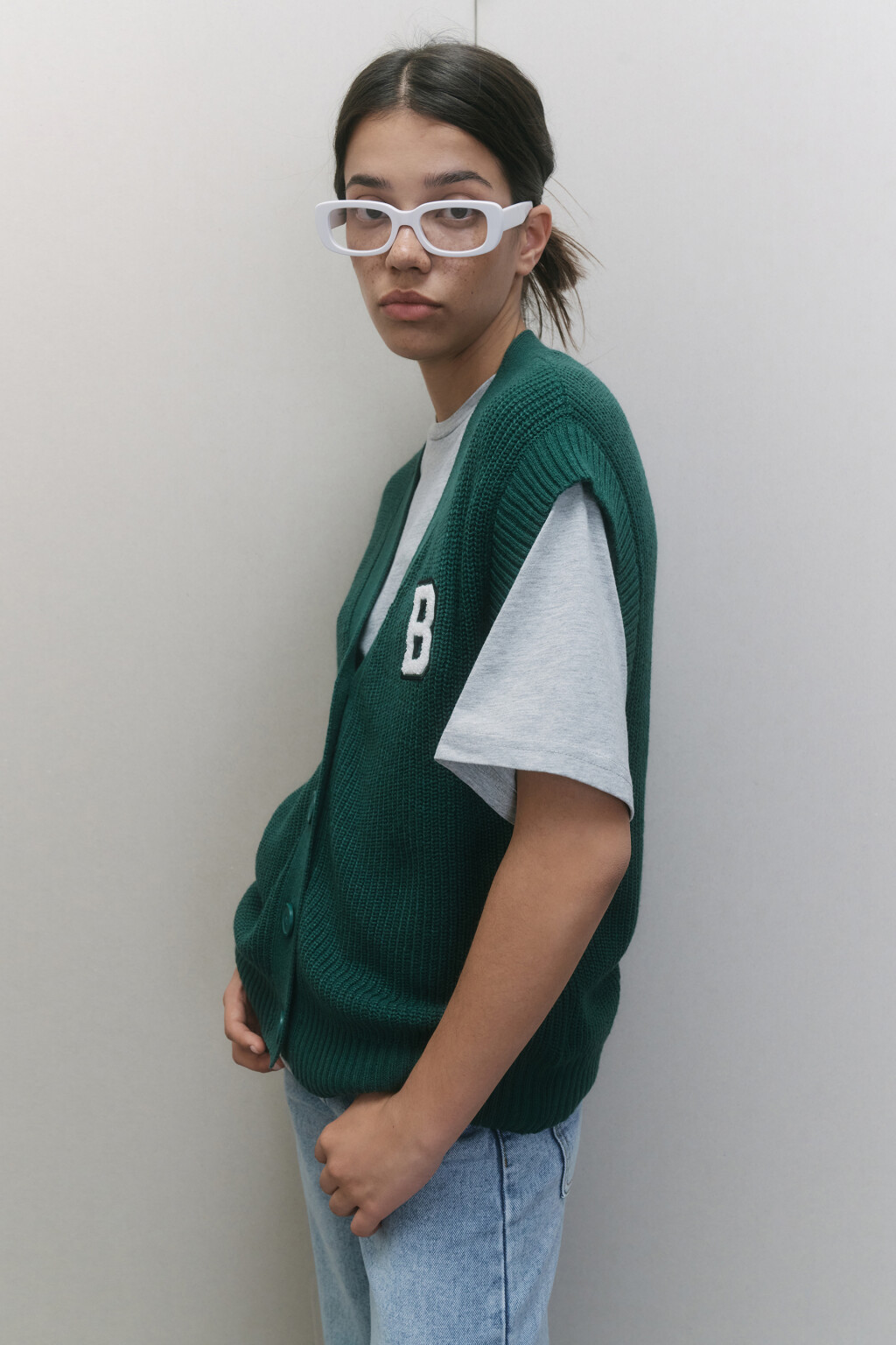 Жилет короткий вязаный на пуговицах с нашивкой - цвет зеленый - 7