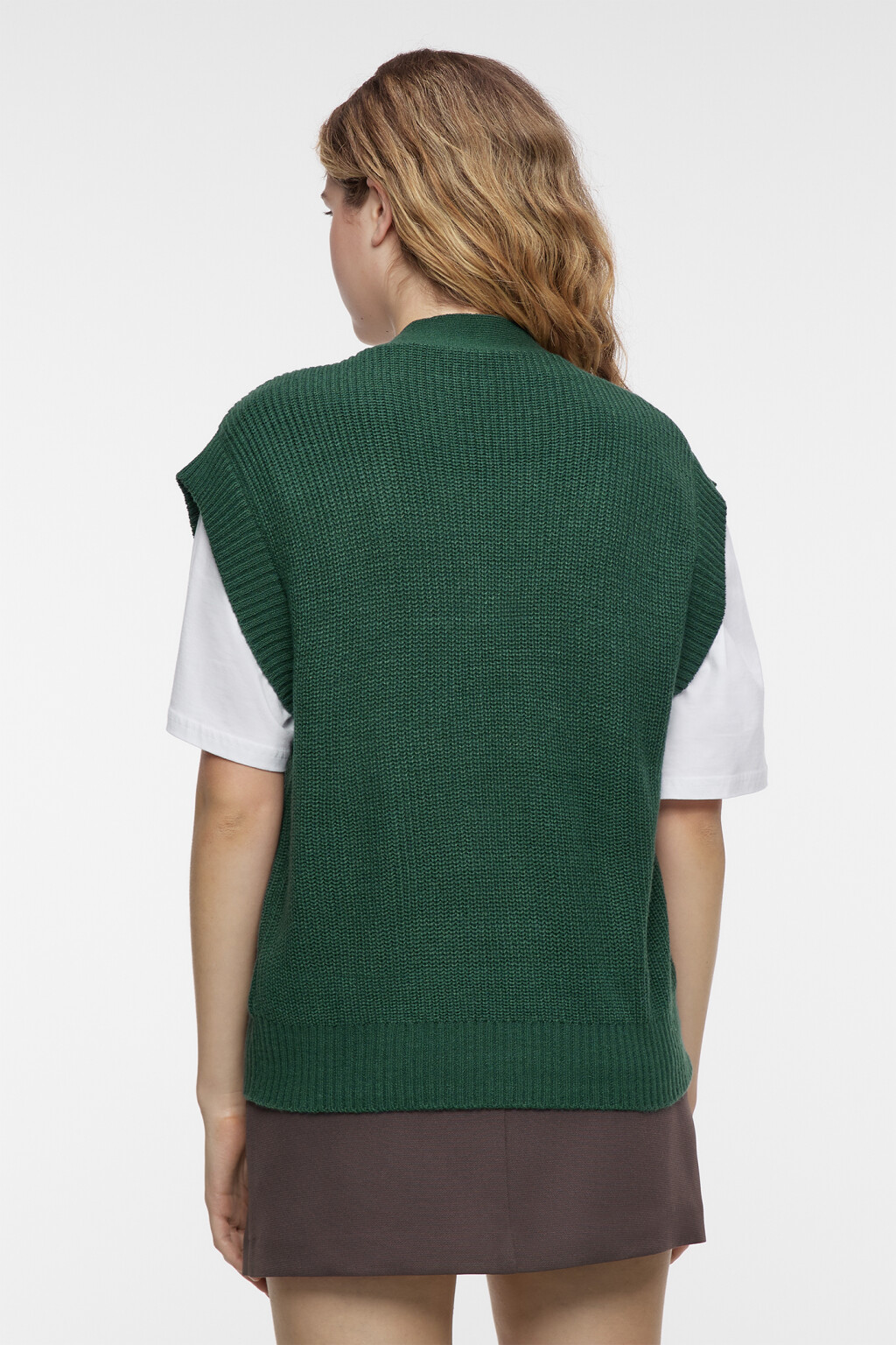 Жилет короткий вязаный на пуговицах с нашивкой - цвет зеленый - 4