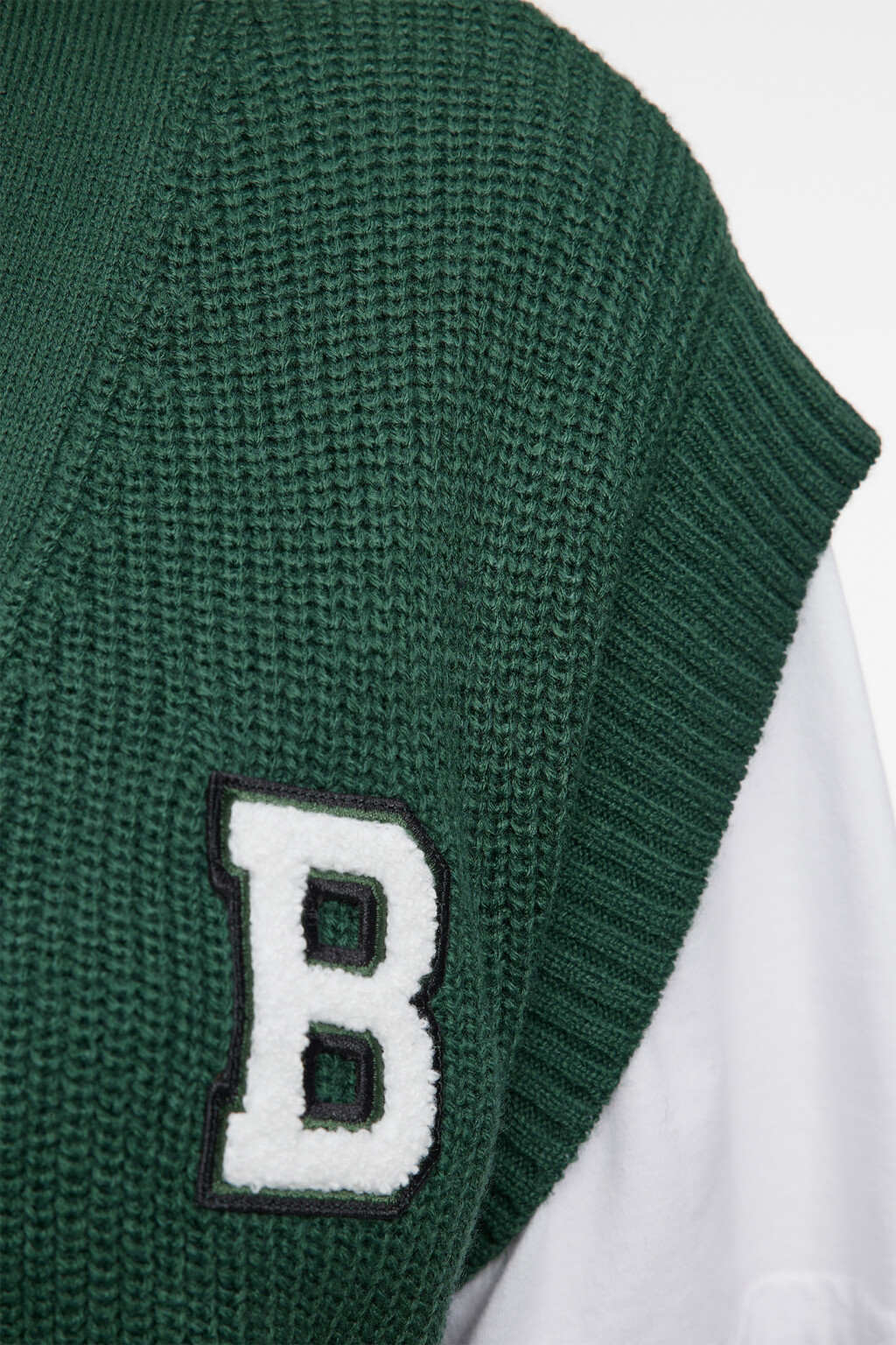 Жилет короткий вязаный на пуговицах с нашивкой - цвет зеленый - 5