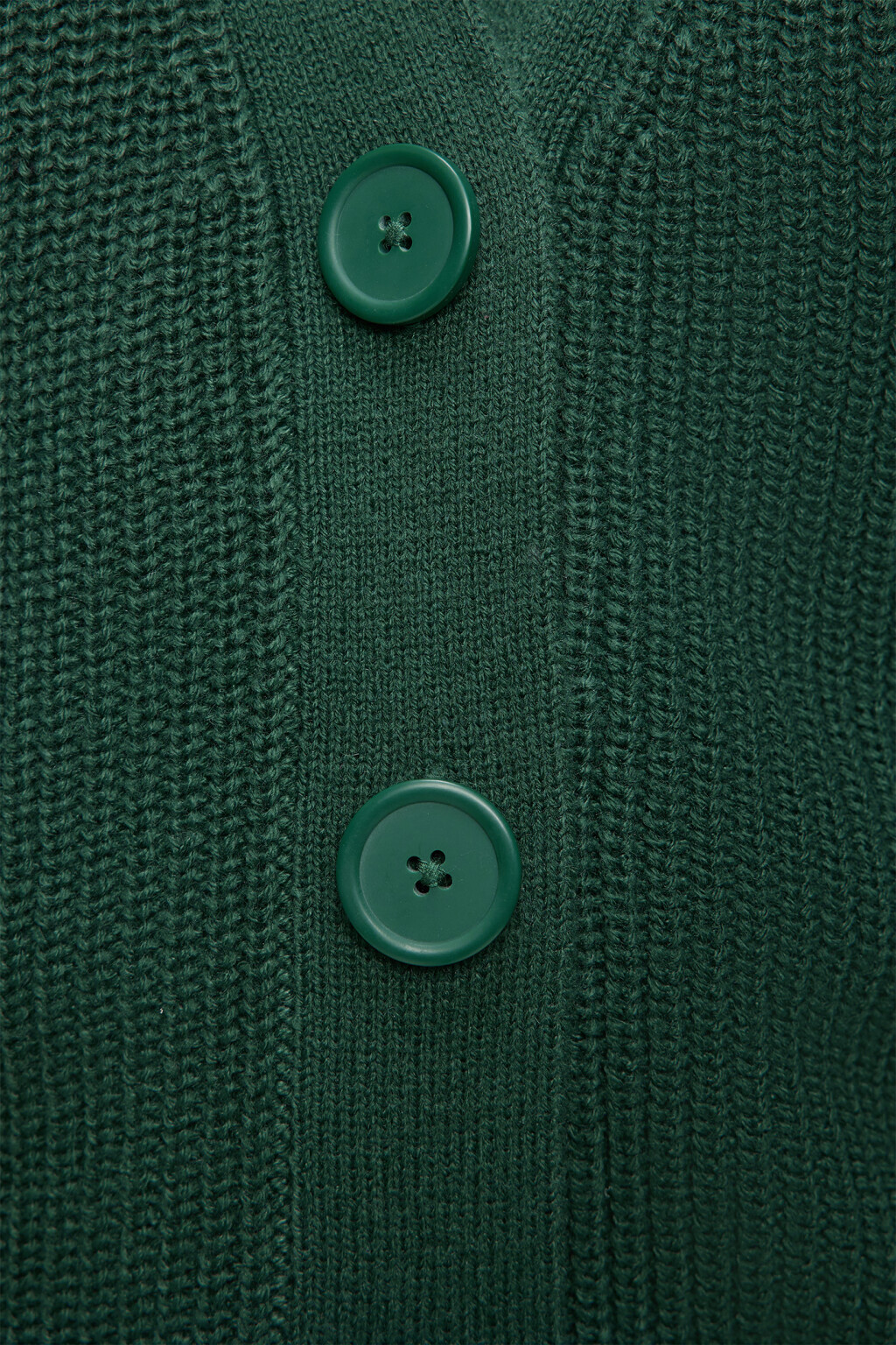 Жилет короткий вязаный на пуговицах с нашивкой - цвет зеленый - 6
