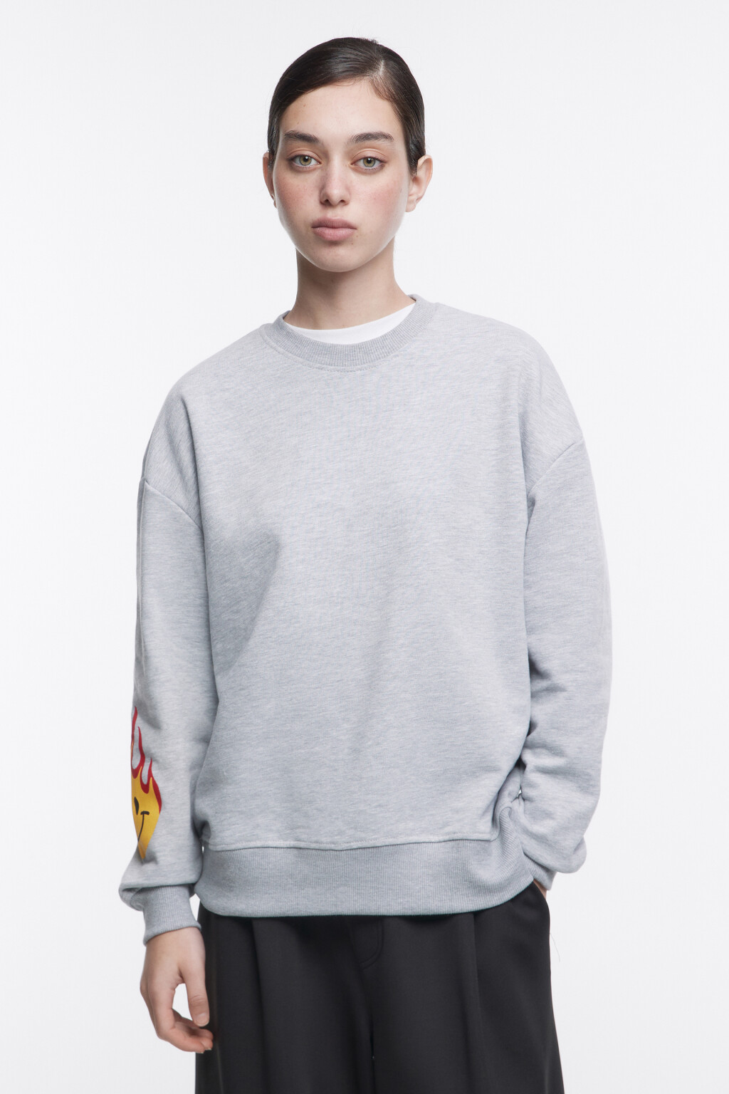 Свитшот oversize хлопковый с принтом-огоньком - цвет серый - 2