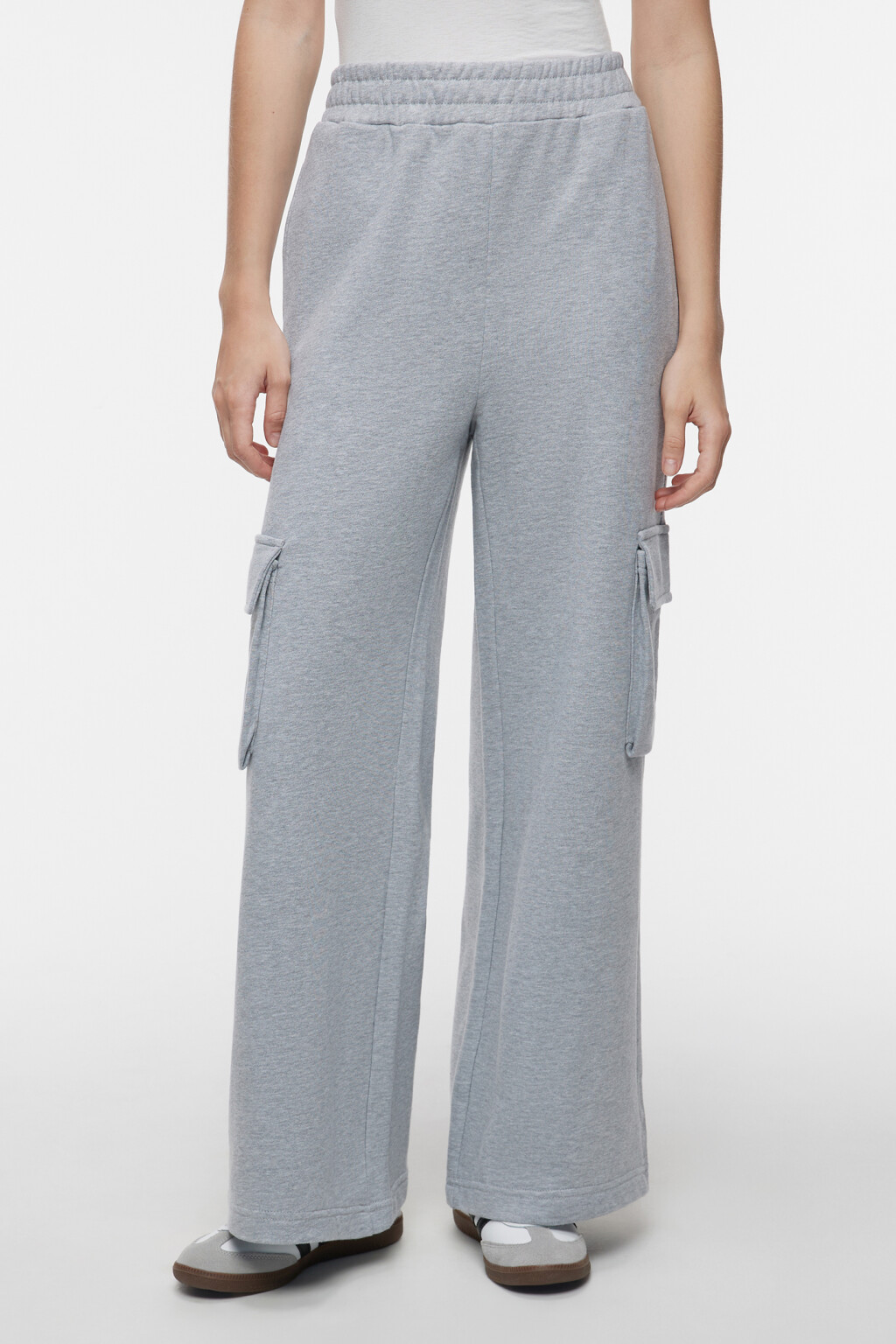Брюки широкие трикотажные с карманами карго - цвет серый - 1