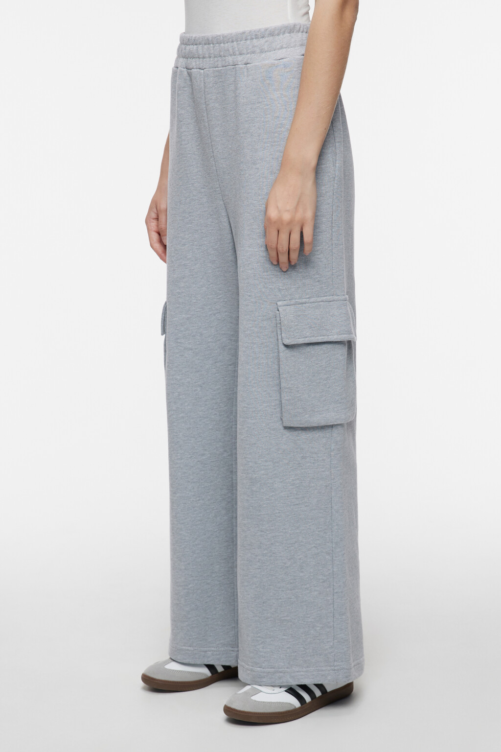 Брюки широкие трикотажные с карманами карго - цвет серый - 2