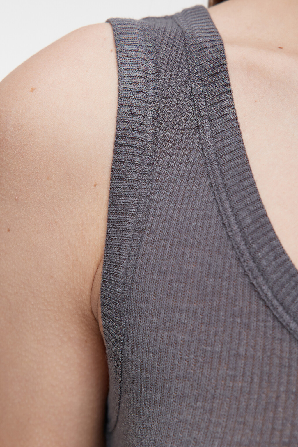 Майка slim вискозная на широких бретелях - цвет серый - 5