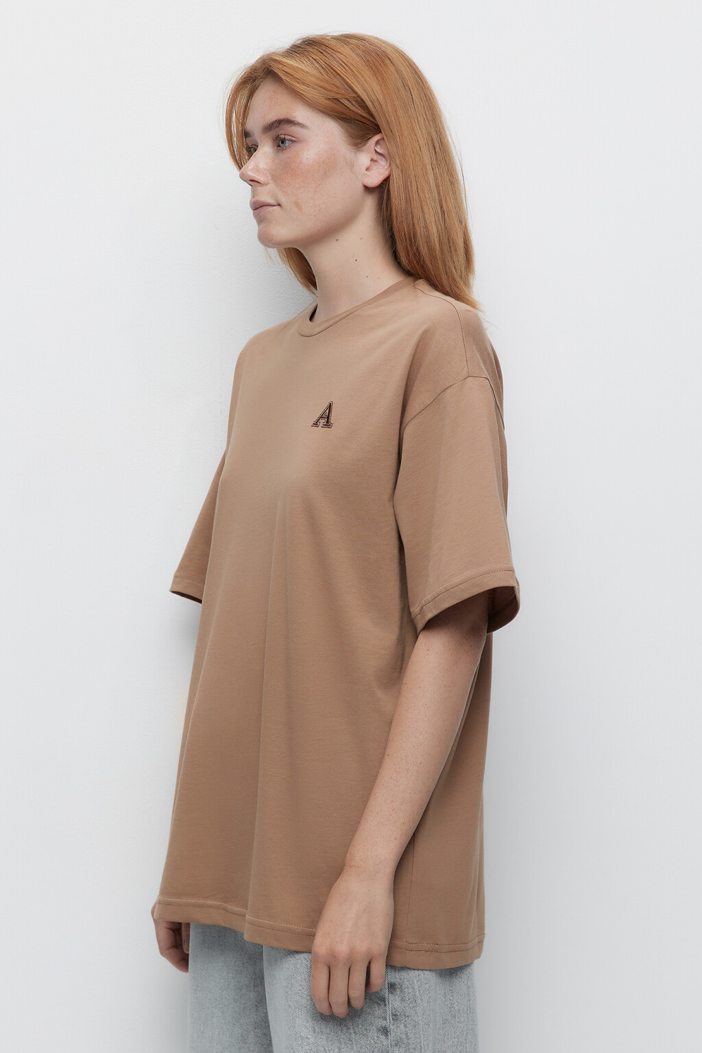 Футболка oversize хлопковая с принтом-вышивкой - цвет коричневый - 2