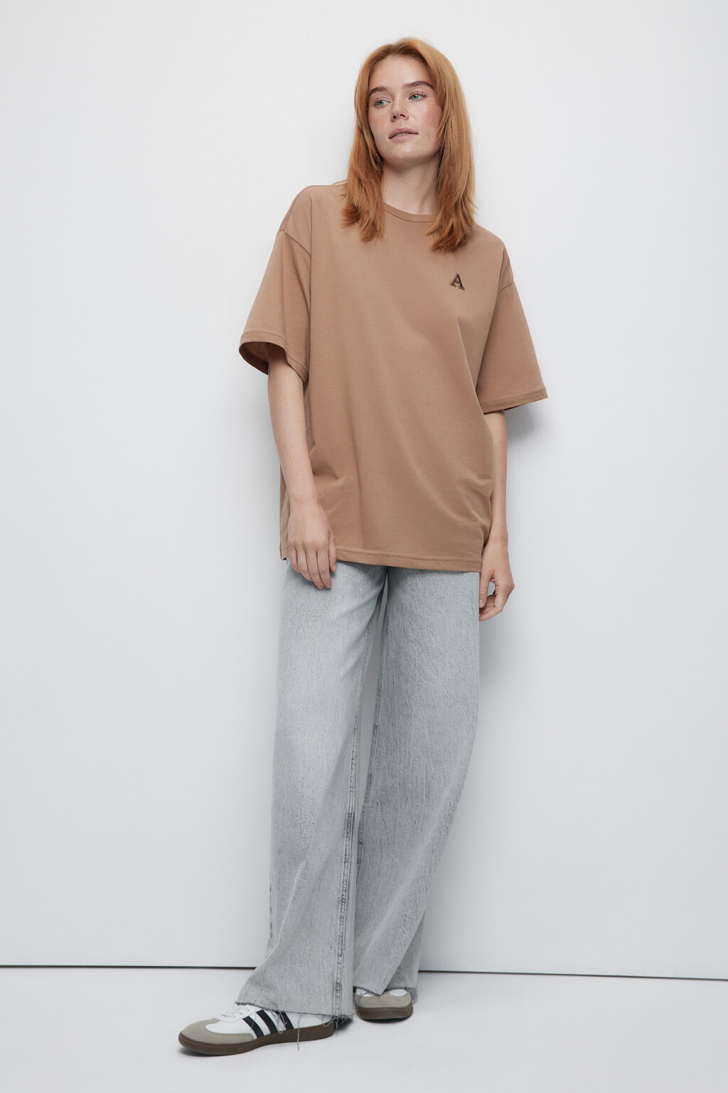 Футболка oversize хлопковая с принтом-вышивкой - цвет коричневый - 4