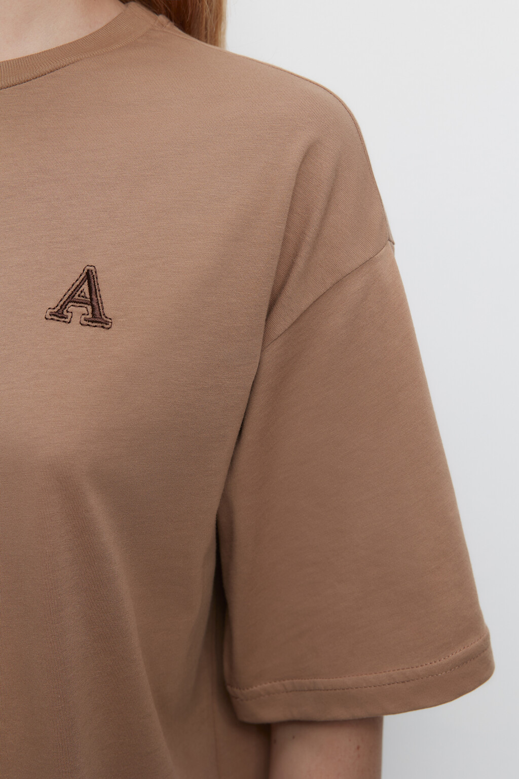 Футболка oversize хлопковая с принтом-вышивкой - цвет коричневый - 6